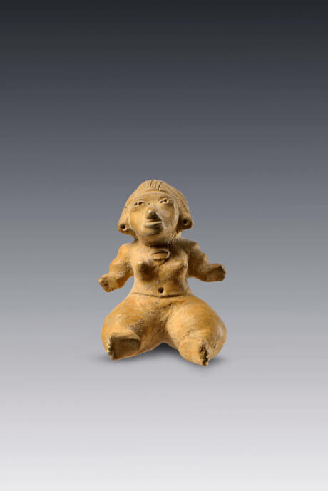 Figura de una mujer jorobada sentada en una probable postura ritual