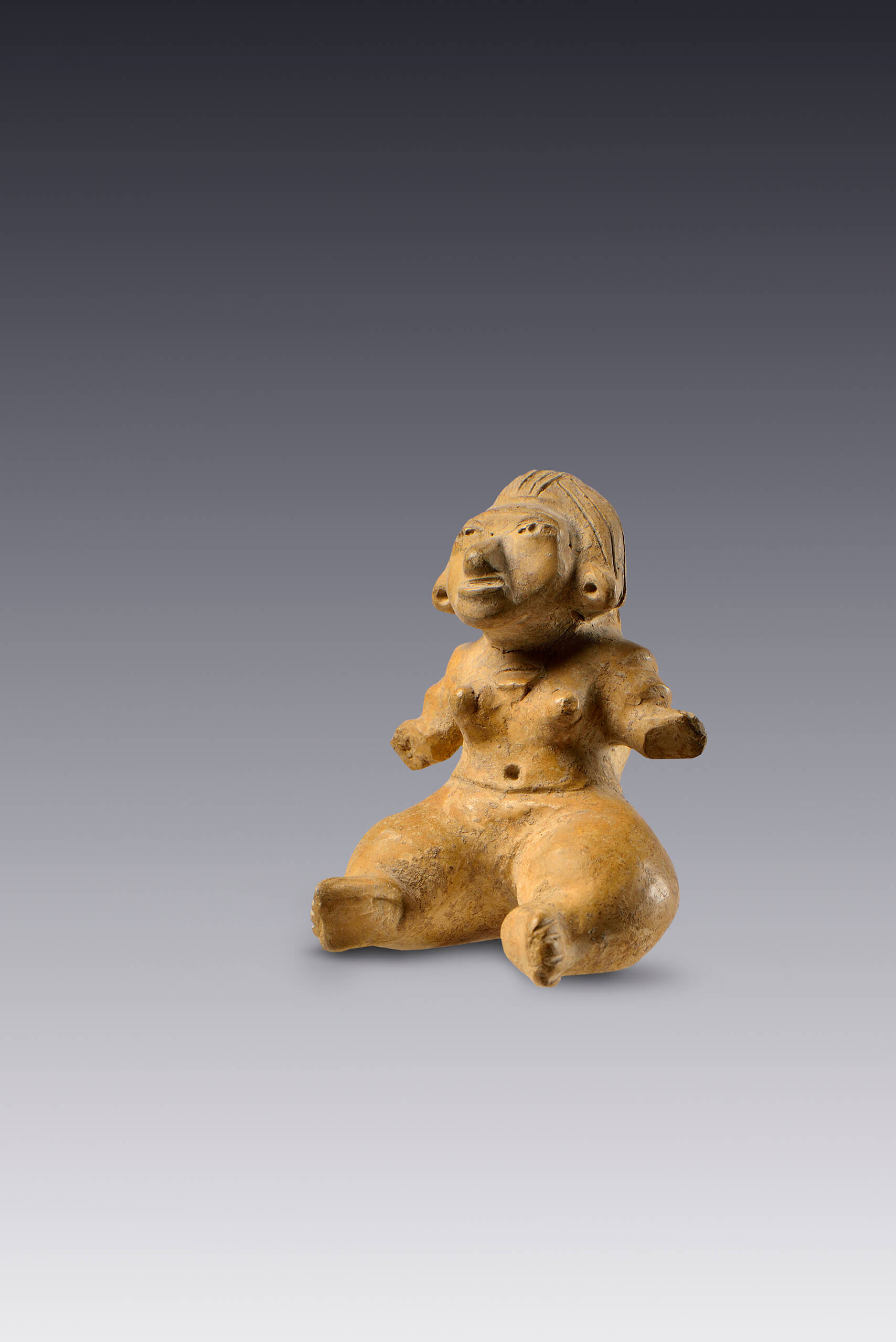 Figura de una mujer jorobada sentada en una probable postura ritual | El México antiguo. Salas de Arte Prehispánico | Museo Amparo, Puebla