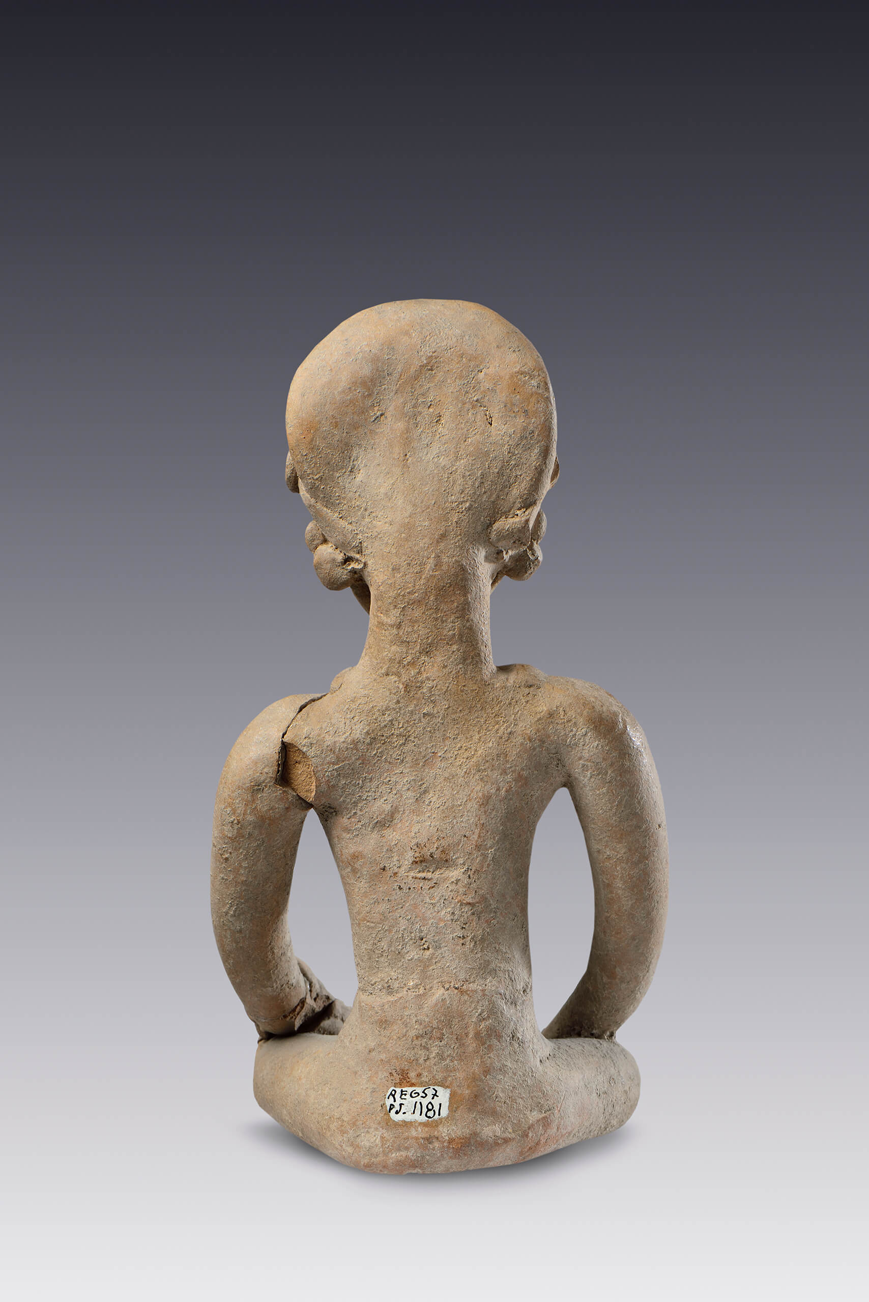 Figurilla sentada con sus brazos extendidos y sus manos sobre las rodillas | El México antiguo. Salas de Arte Prehispánico | Museo Amparo, Puebla