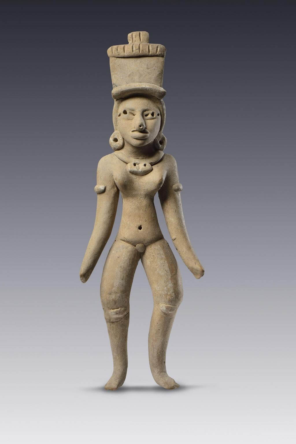 Figurilla grande de una mujer desnuda con protectores de juego de pelota en  las rodillas | El México antiguo. Salas de Arte Prehispánico | Museo  Amparo, Puebla