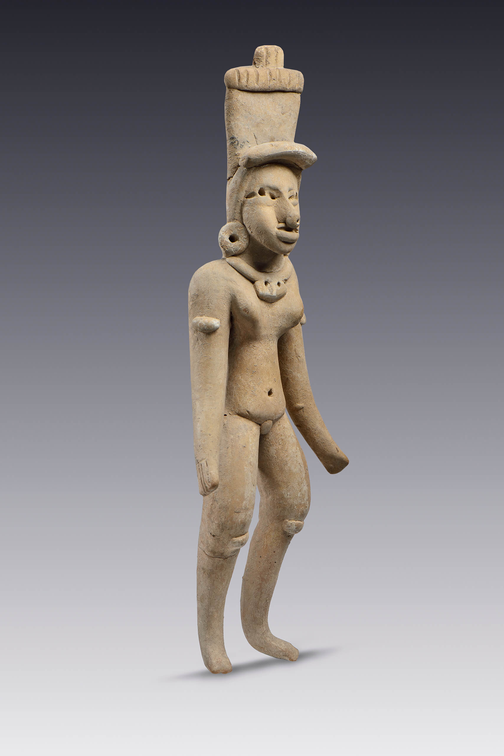 Figurilla grande de una mujer desnuda con protectores de juego de pelota en las rodillas | El México antiguo. Salas de Arte Prehispánico | Museo Amparo, Puebla