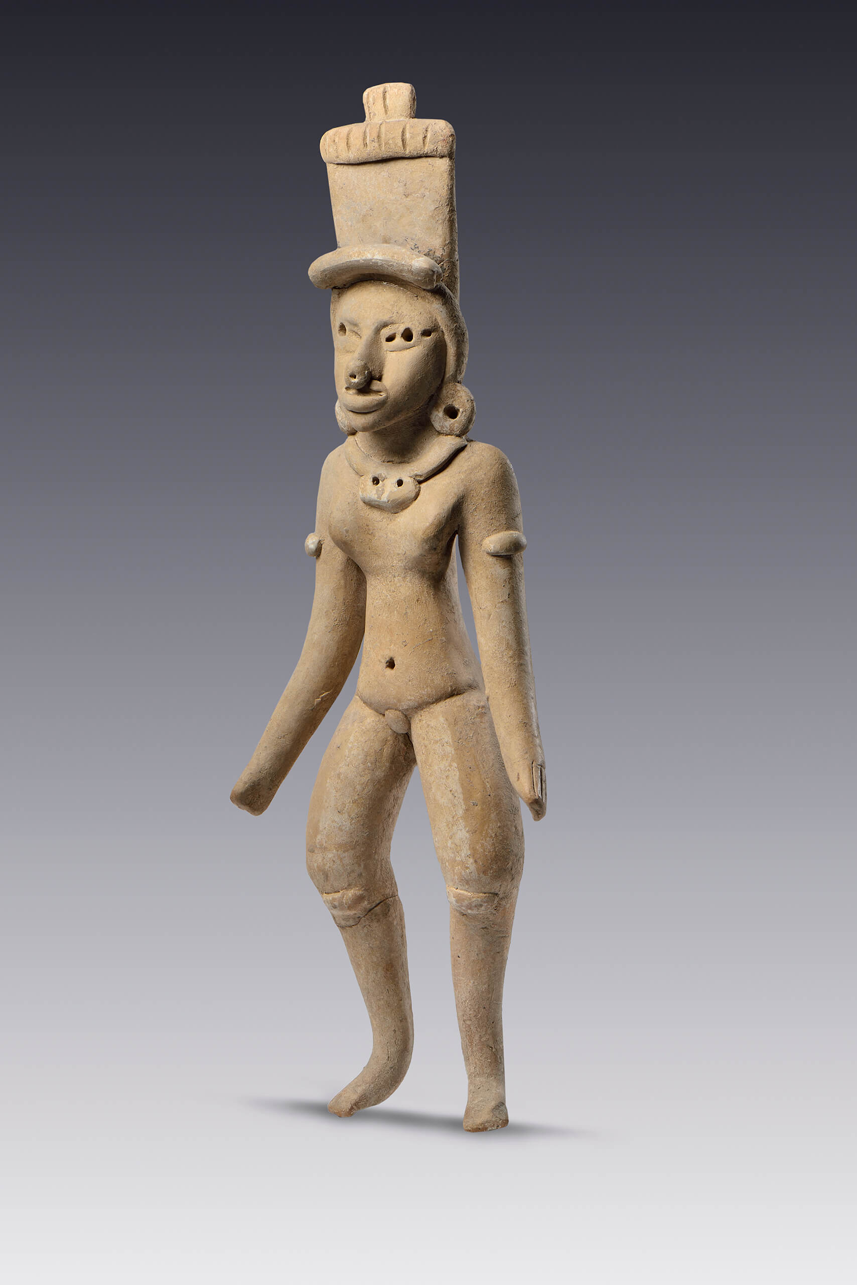 Figurilla grande de una mujer desnuda con protectores de juego de pelota en las rodillas | El México antiguo. Salas de Arte Prehispánico | Museo Amparo, Puebla