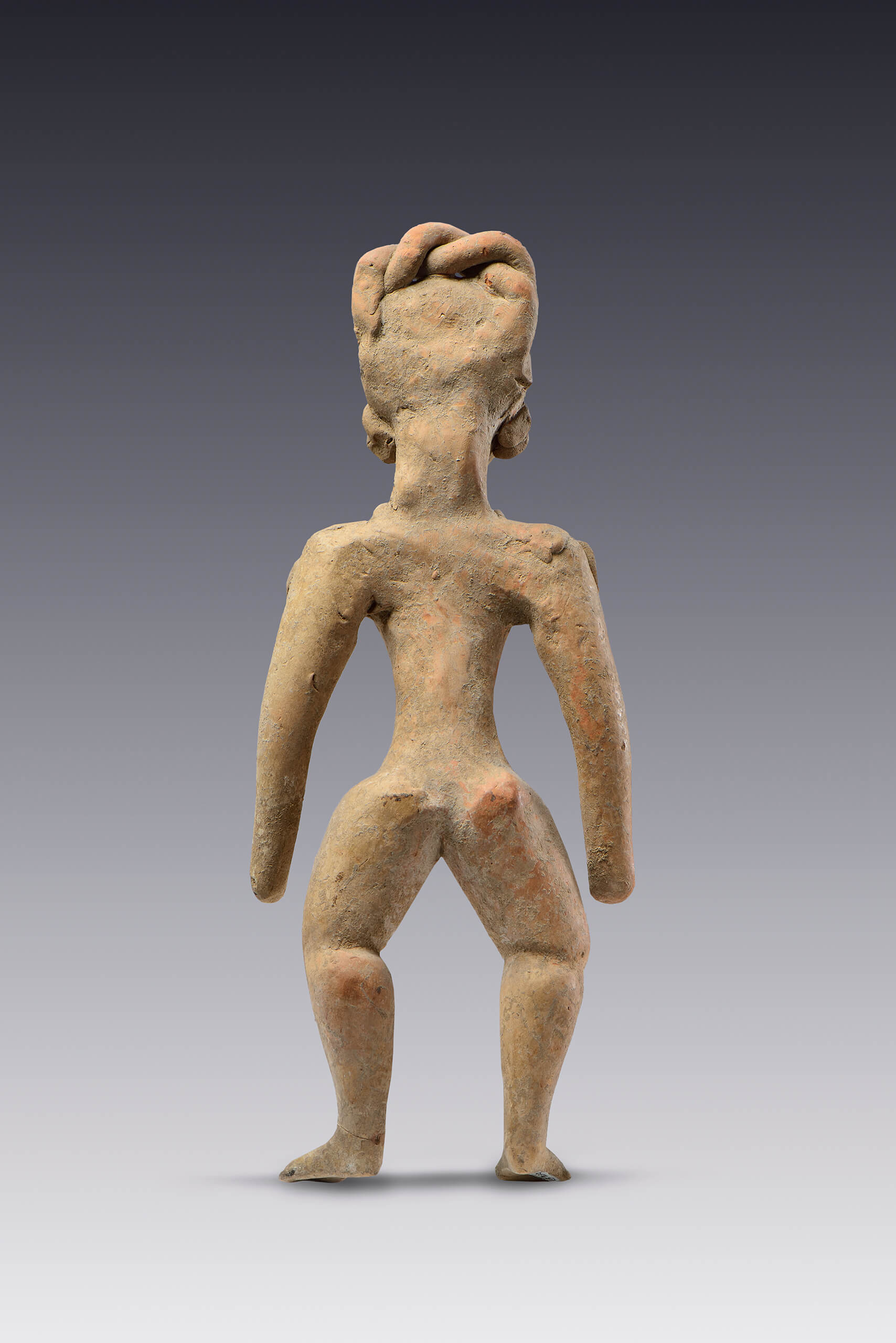 Figura de mujer joven parada con gruesa trenza horizontal y escarificación en los hombros | El México antiguo. Salas de Arte Prehispánico | Museo Amparo, Puebla