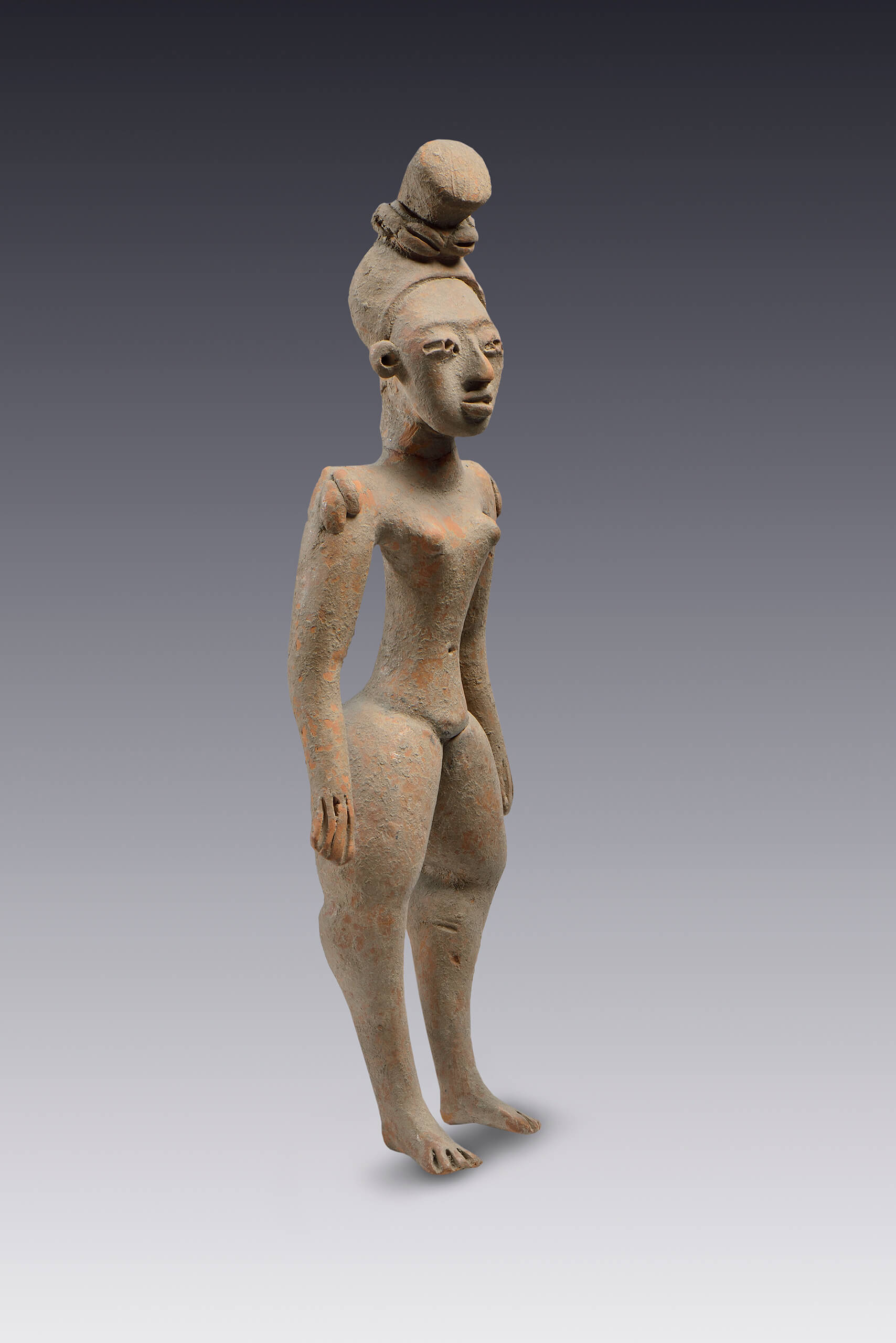 Figurilla de mujer desnuda con escarificación en los hombros y con gran chongo sobre la cabeza  | El México antiguo. Salas de Arte Prehispánico | Museo Amparo, Puebla