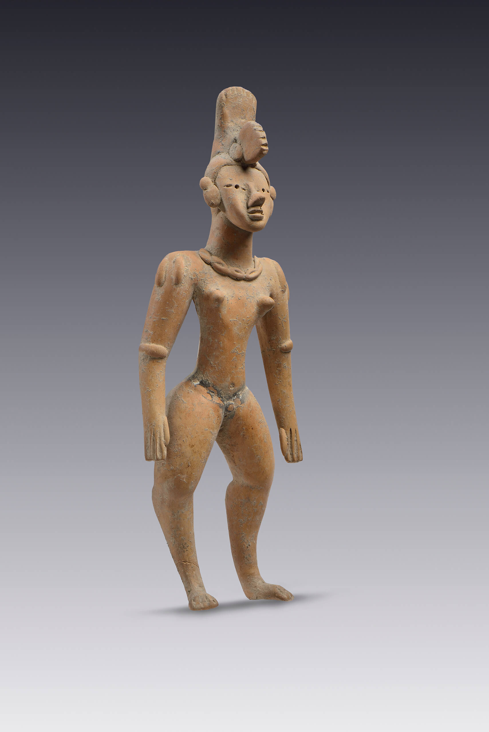 Figurilla femenina con los brazos extendidos junto al torso, con escarificación en los hombros, y un penacho de ave | El México antiguo. Salas de Arte Prehispánico | Museo Amparo, Puebla