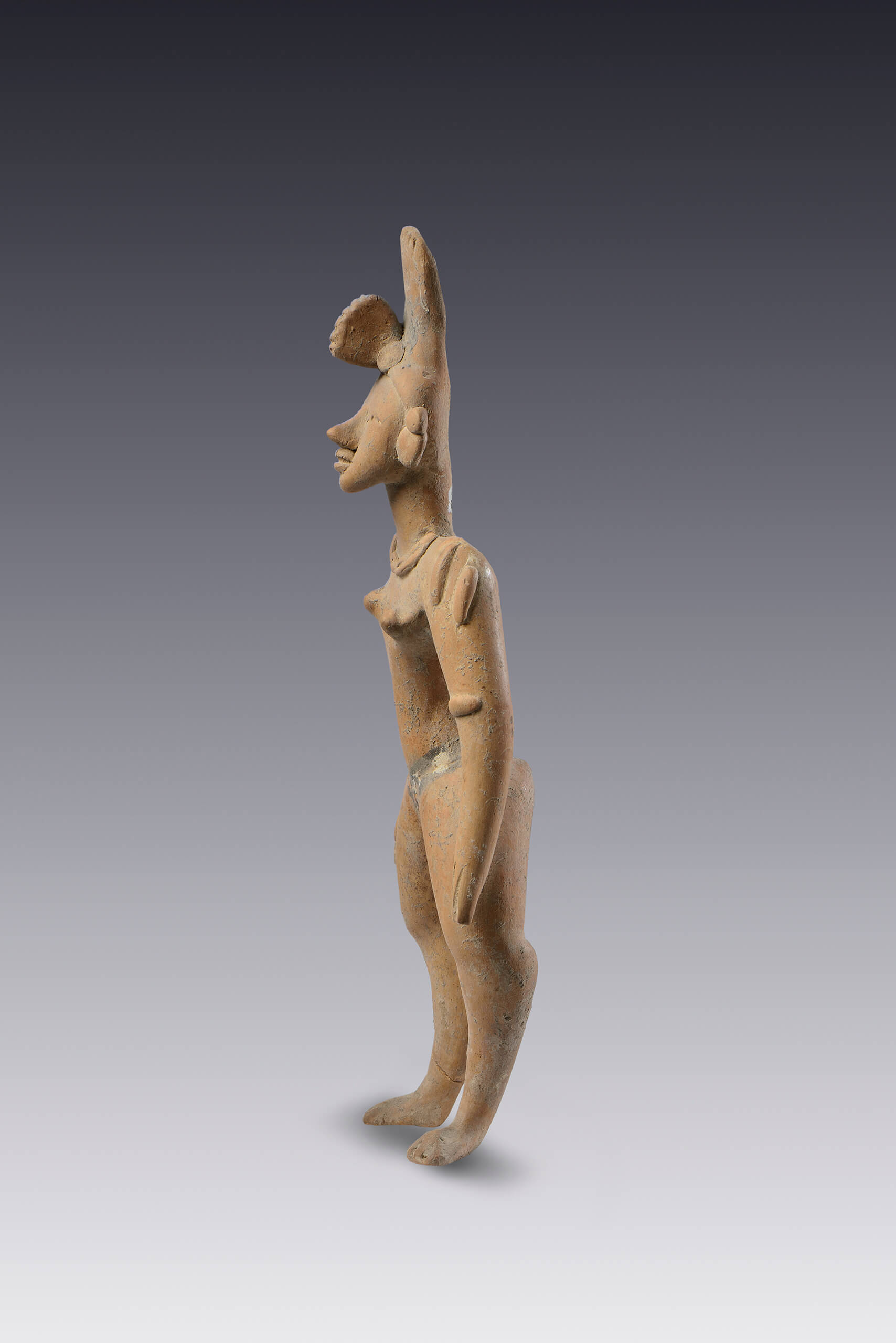 Figurilla femenina con los brazos extendidos junto al torso, con escarificación en los hombros, y un penacho de ave | El México antiguo. Salas de Arte Prehispánico | Museo Amparo, Puebla