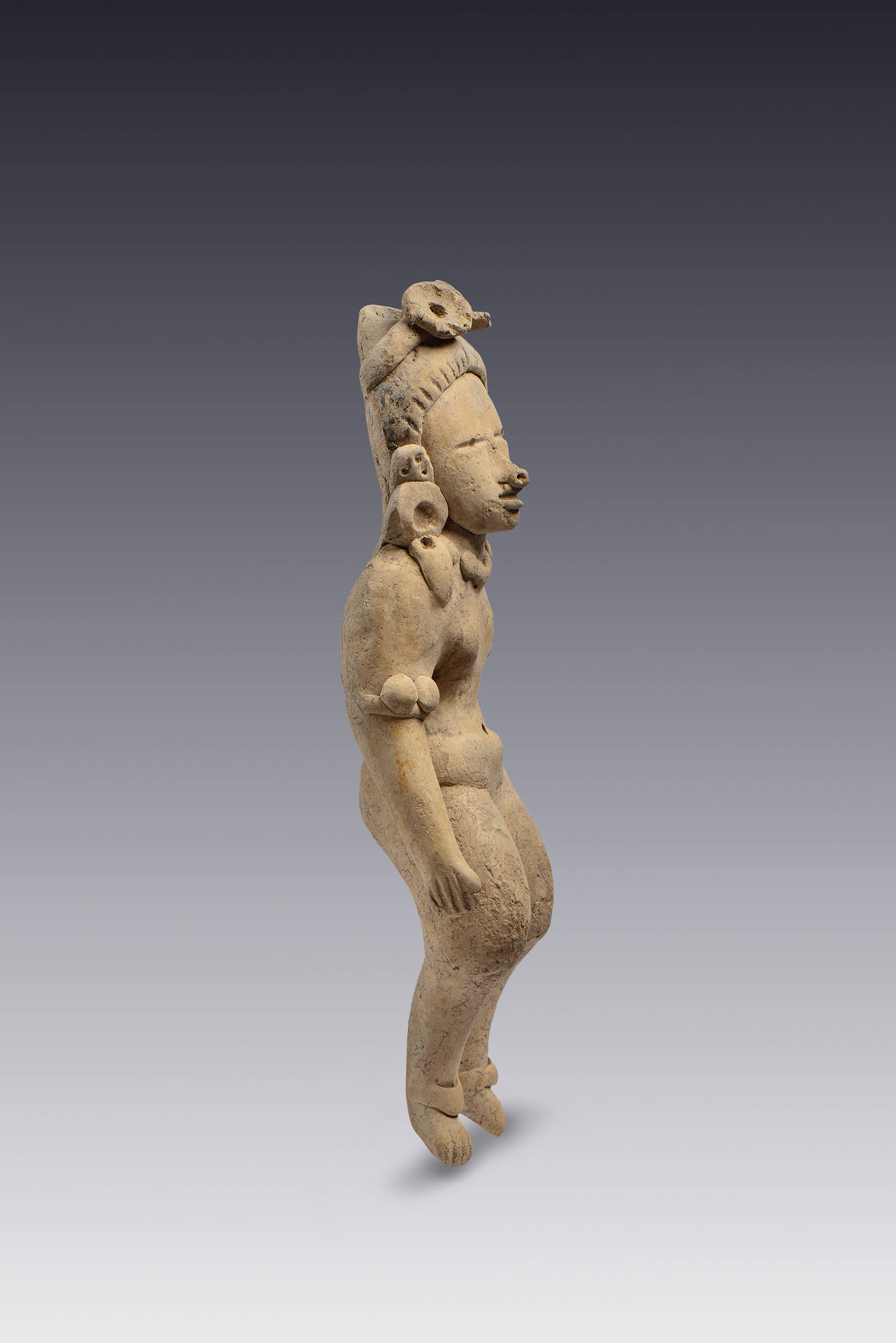 Figura de una mujer cubierta con engobe blanco o cremoso, con brazaletes | El México antiguo. Salas de Arte Prehispánico | Museo Amparo, Puebla