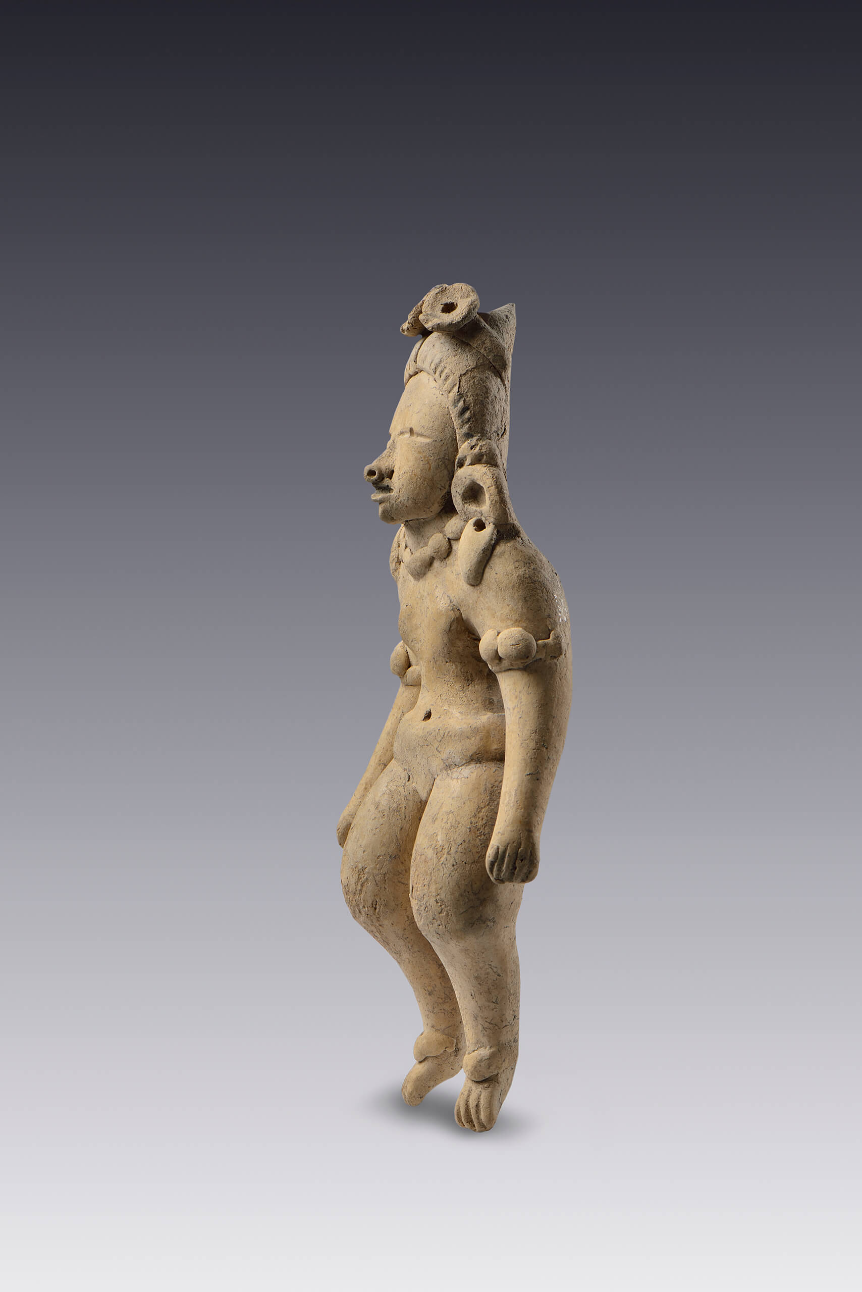 Figura de una mujer cubierta con engobe blanco o cremoso, con brazaletes | El México antiguo. Salas de Arte Prehispánico | Museo Amparo, Puebla