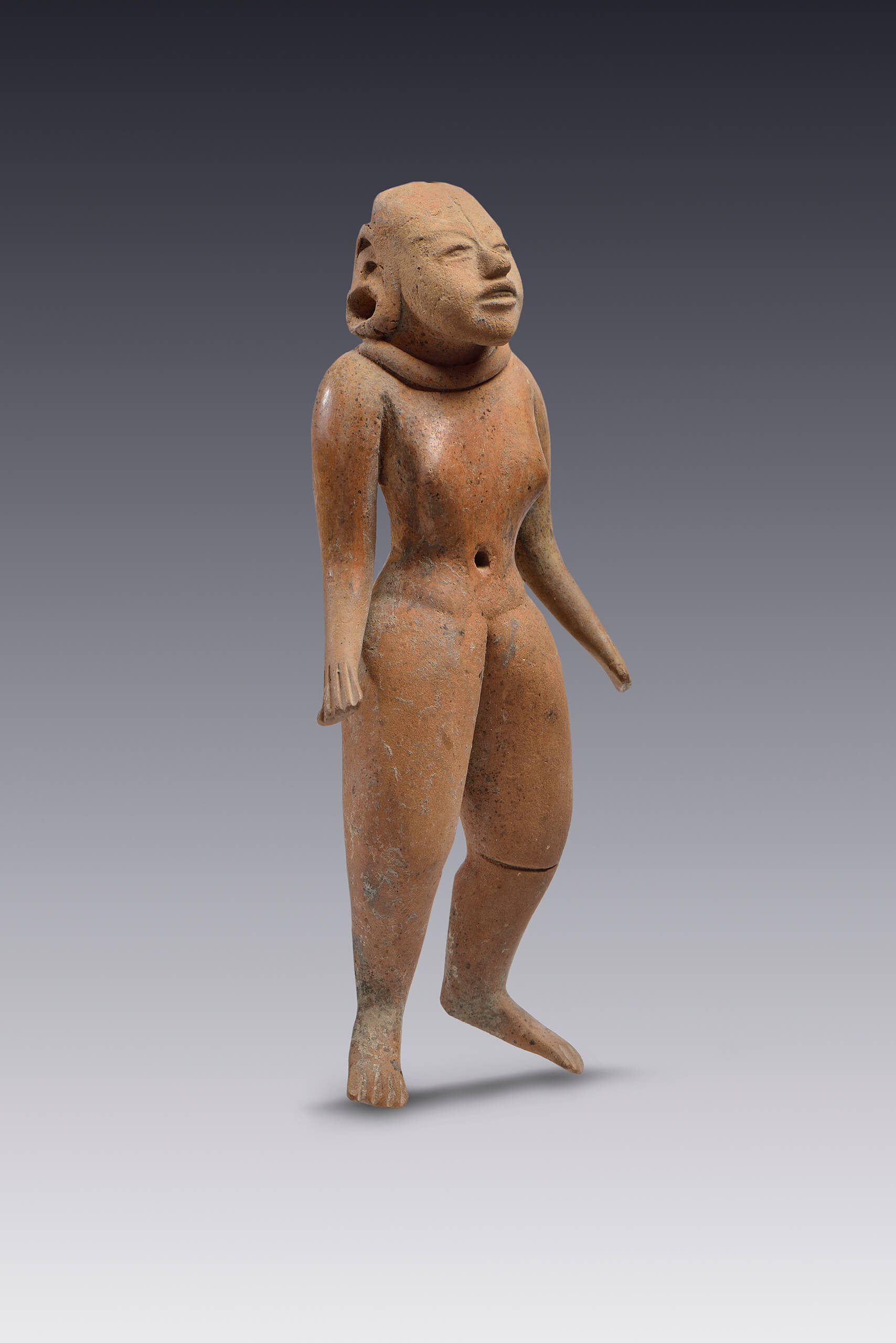 Figurilla femenina pequeña sin penacho o tocado y con vista hacia arriba | El México antiguo. Salas de Arte Prehispánico | Museo Amparo, Puebla