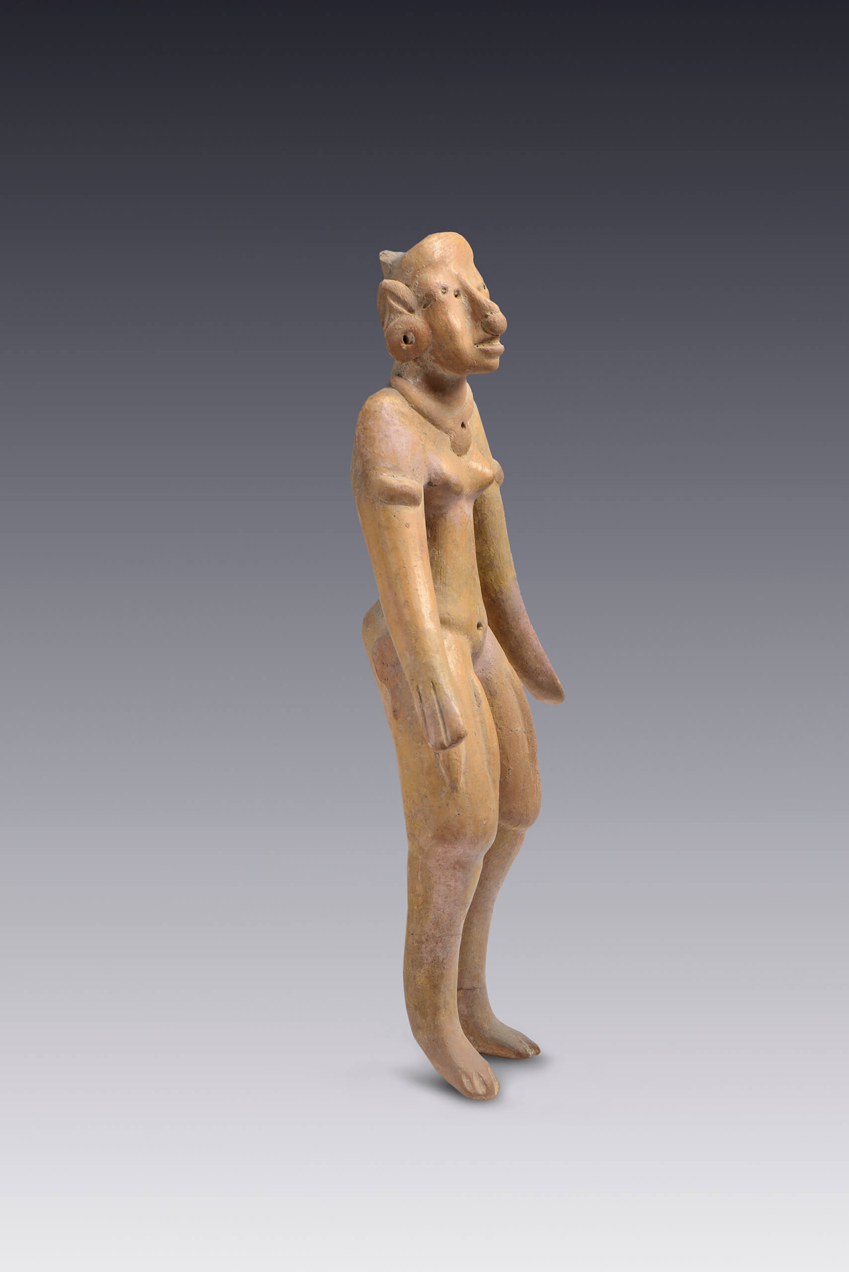 Figurilla de mujer de torso delgado, brazos alargados y cabeza faltando penacho o tocado | El México antiguo. Salas de Arte Prehispánico | Museo Amparo, Puebla