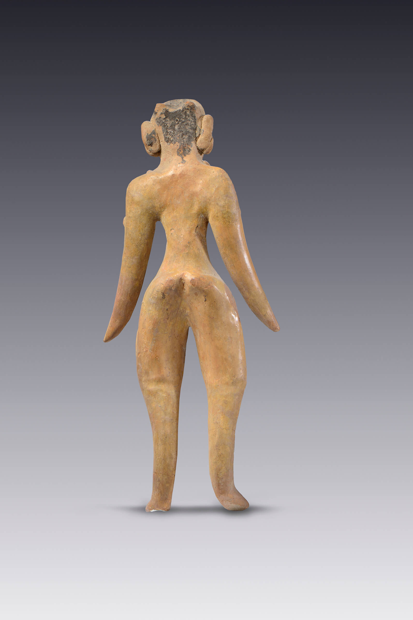 Figurilla de mujer de torso delgado, brazos alargados y cabeza faltando penacho o tocado | El México antiguo. Salas de Arte Prehispánico | Museo Amparo, Puebla