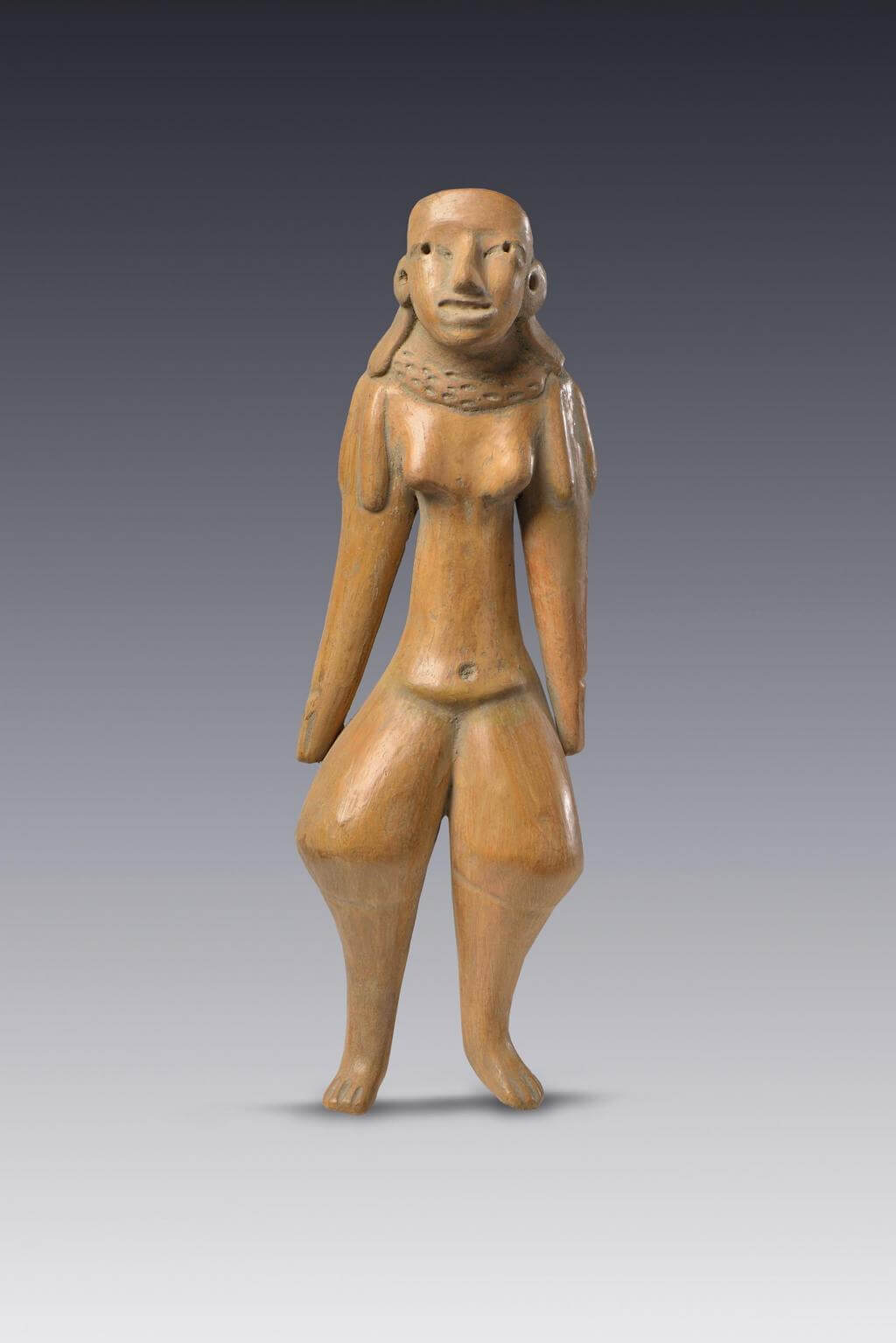 Figura pulida de una mujer desnuda con collar ancha sosteniendo colgantes |  El México antiguo. Salas de Arte Prehispánico | Museo Amparo, Puebla