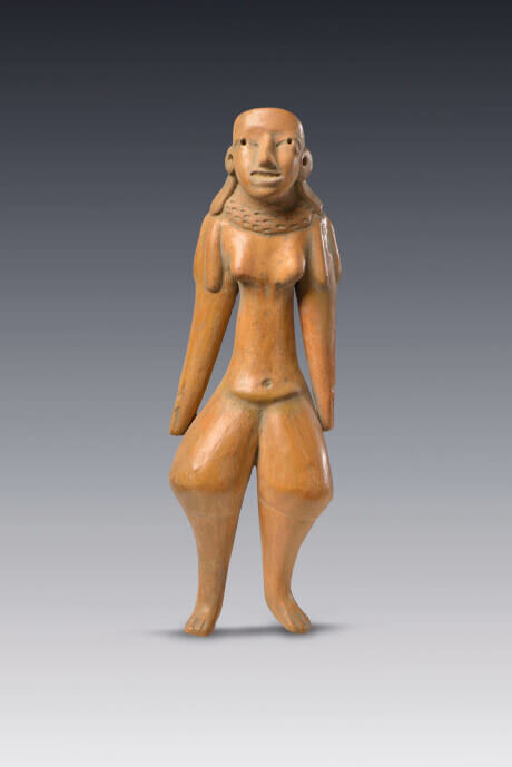 Figura pulida de una mujer desnuda con collar ancha sosteniendo colgantes
