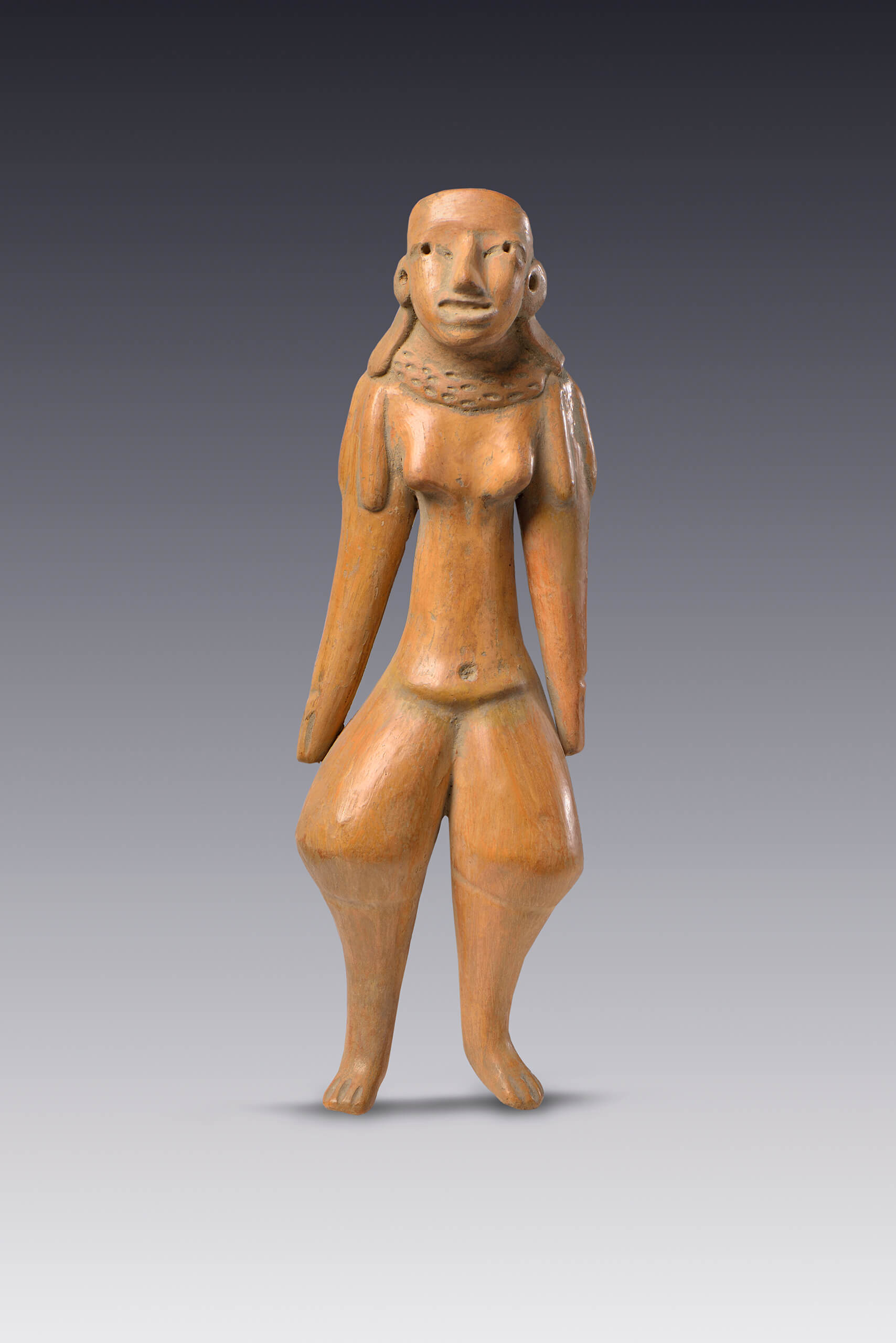 Figura pulida de una mujer desnuda con collar ancha sosteniendo colgantes | El México antiguo. Salas de Arte Prehispánico | Museo Amparo, Puebla