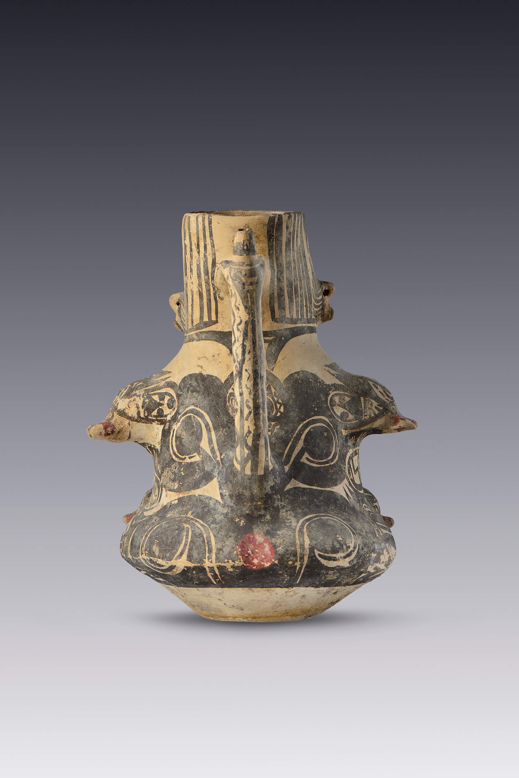 Olla negro-sobre-blanco de vertedera con soporte y con efigie de diosa | El México antiguo. Salas de Arte Prehispánico | Museo Amparo, Puebla