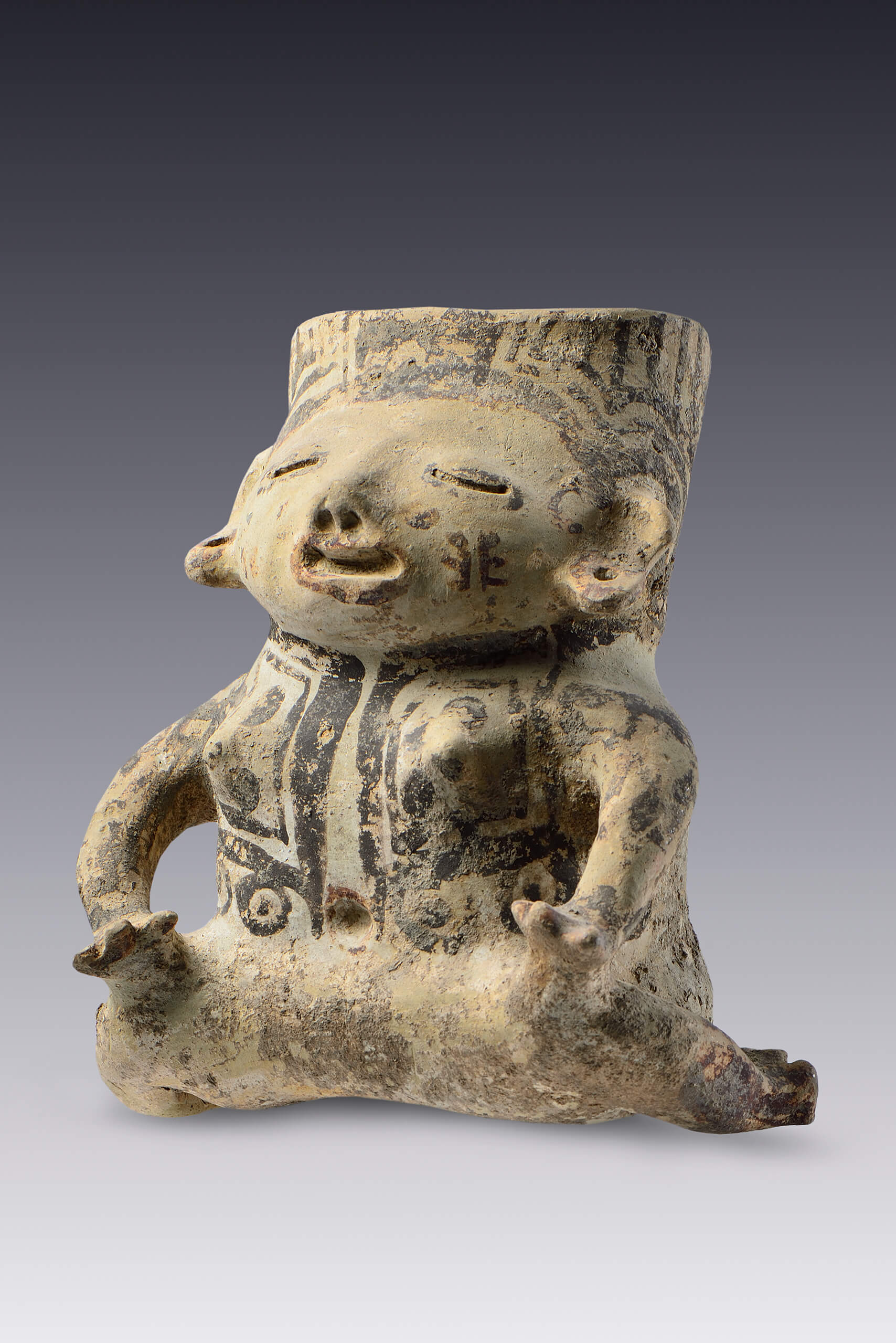 Vasija con figura femenina sentada con los brazos sobre las rodillas  | El tiempo en las cosas II. Salas de Arte Contemporáneo | Museo Amparo, Puebla