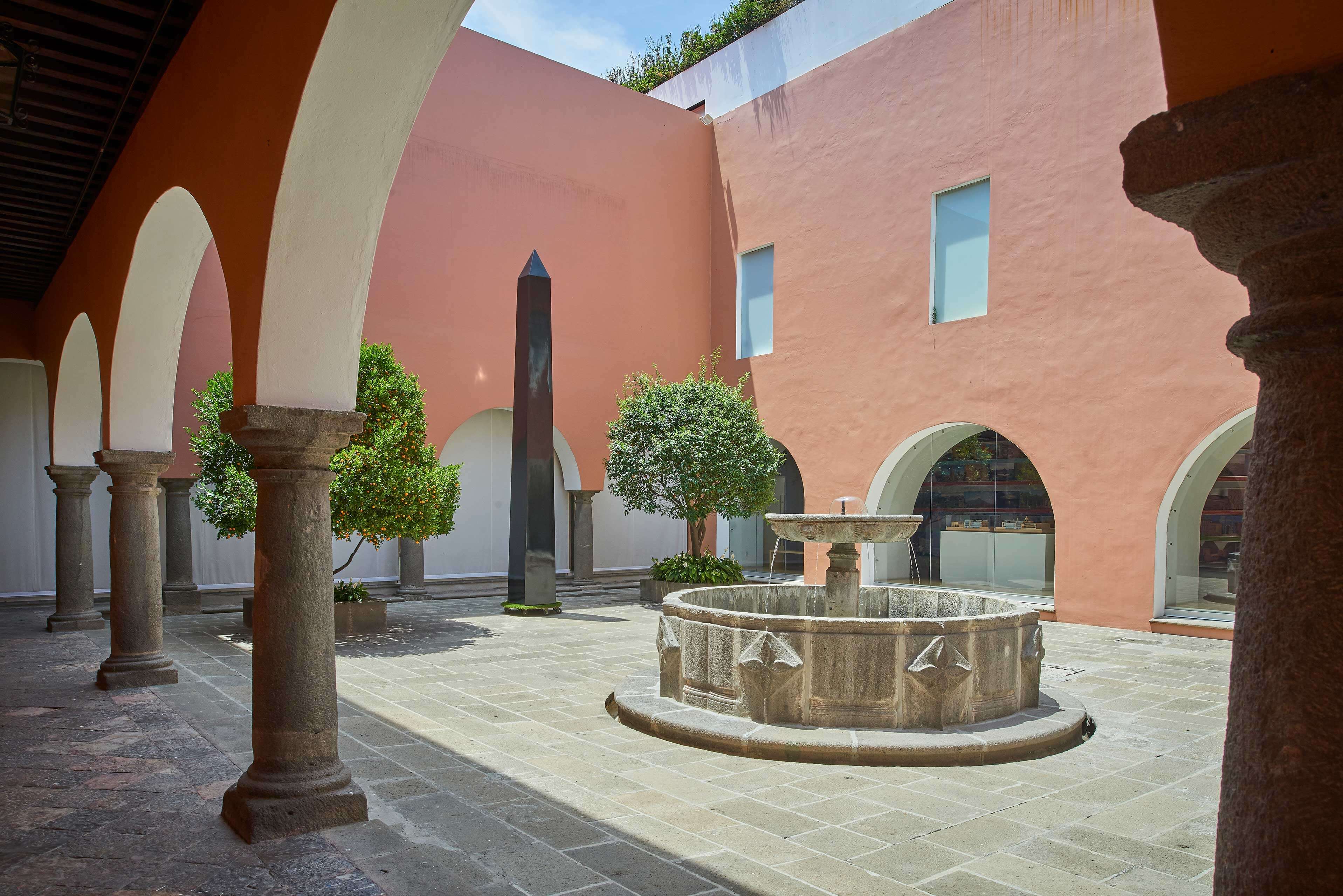 Obelisco transportable | El tiempo en las cosas. Salas de Arte Contemporáneo | Museo Amparo, Puebla