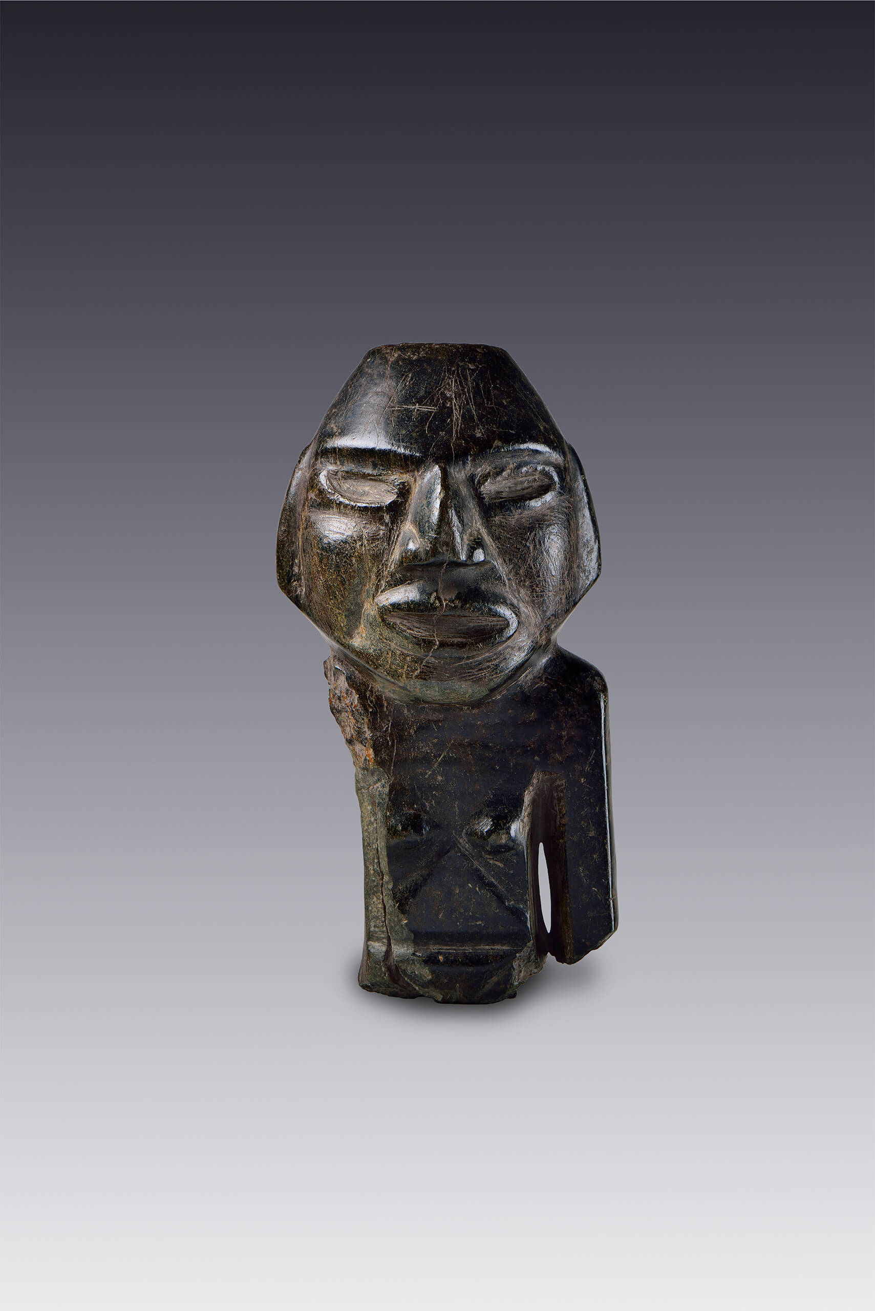 Figura antropomorfa de pie con los brazos hacia abajo (fragmento) | El México antiguo. Salas de Arte Prehispánico | Museo Amparo, Puebla
