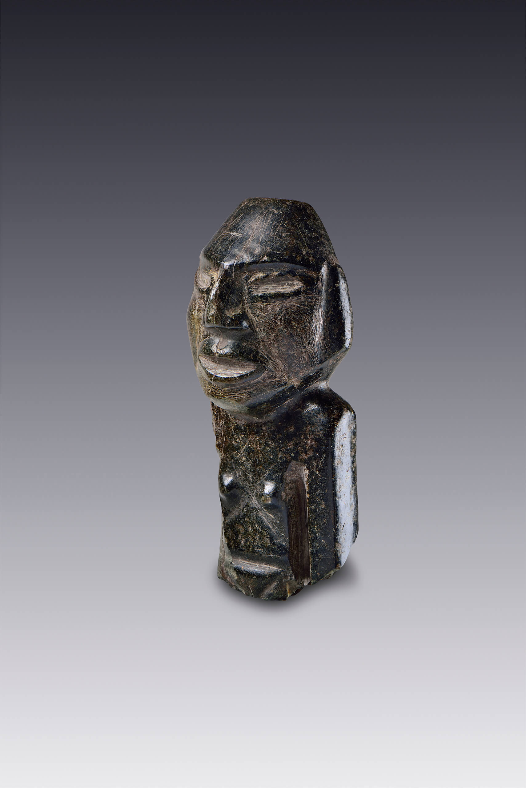 Figura antropomorfa de pie con los brazos hacia abajo (fragmento) | El México antiguo. Salas de Arte Prehispánico | Museo Amparo, Puebla