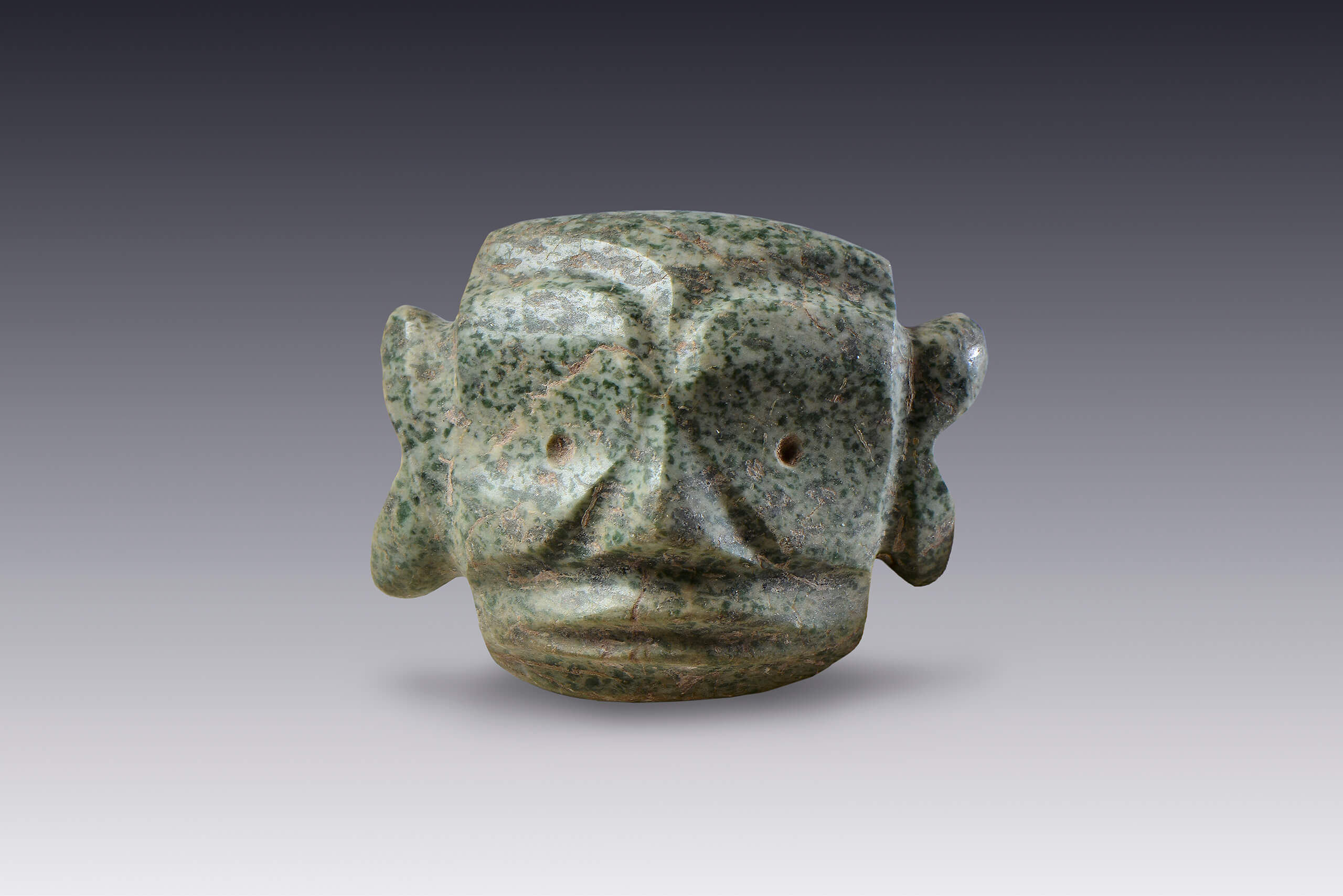 Rostro en piedra verde con grandes orejas | El México antiguo. Salas de Arte Prehispánico | Museo Amparo, Puebla