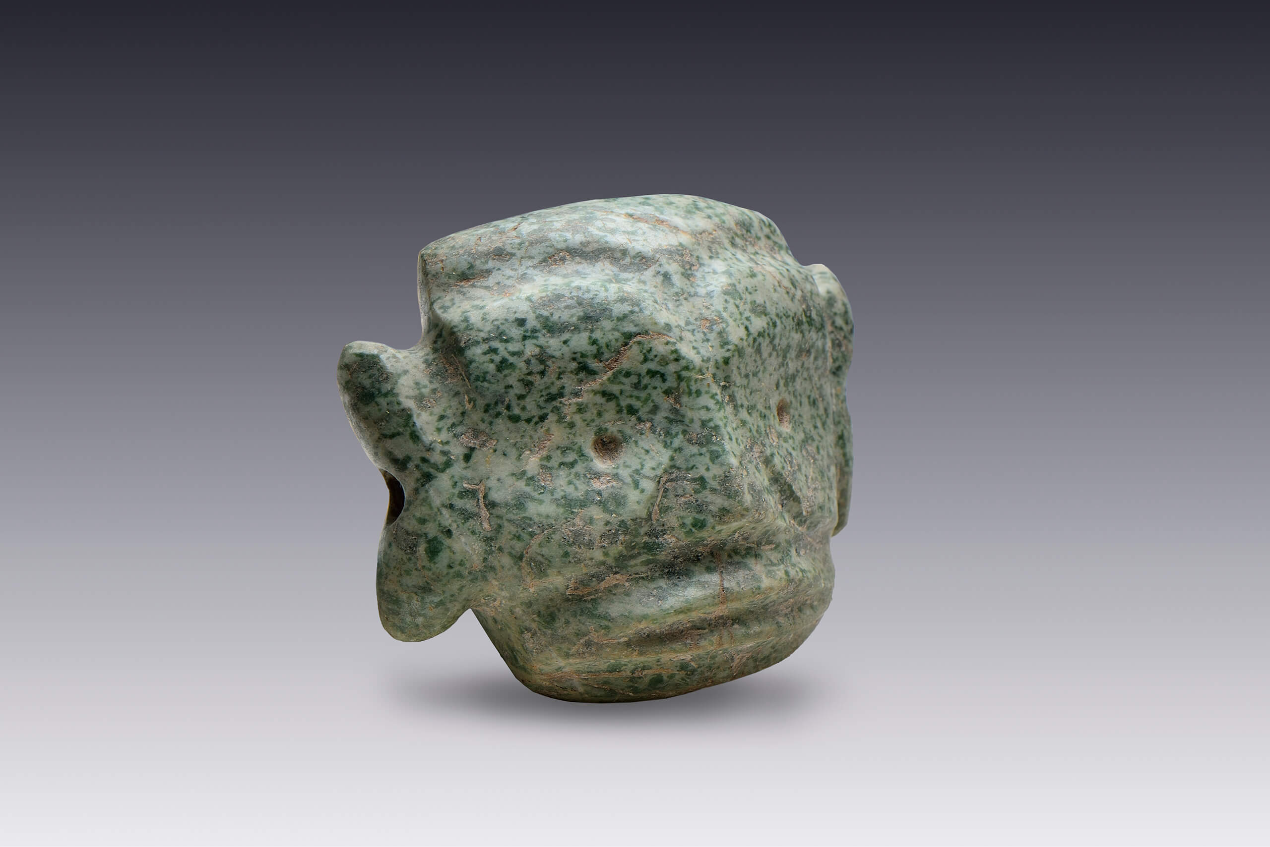 Rostro en piedra verde con grandes orejas | El México antiguo. Salas de Arte Prehispánico | Museo Amparo, Puebla