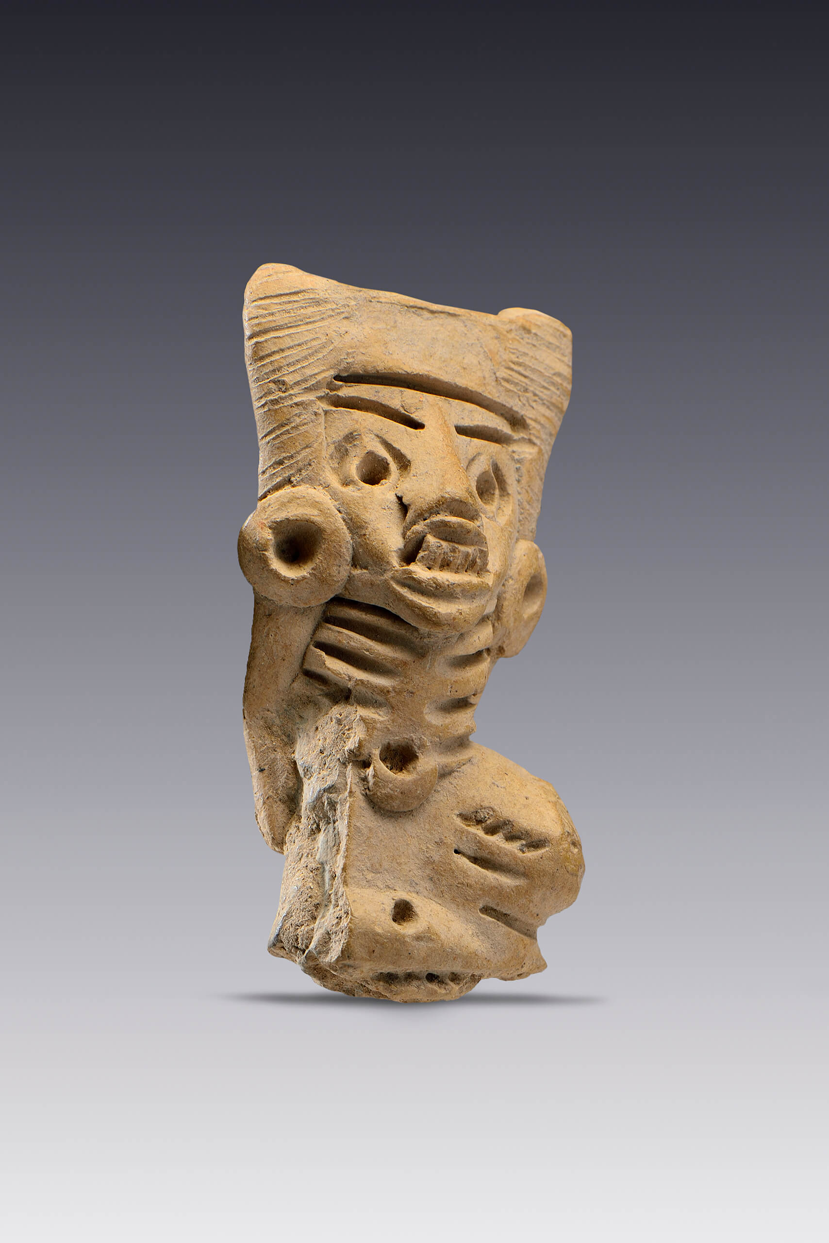 Fragmento de mujer con gargantilla | El México antiguo. Salas de Arte Prehispánico | Museo Amparo, Puebla