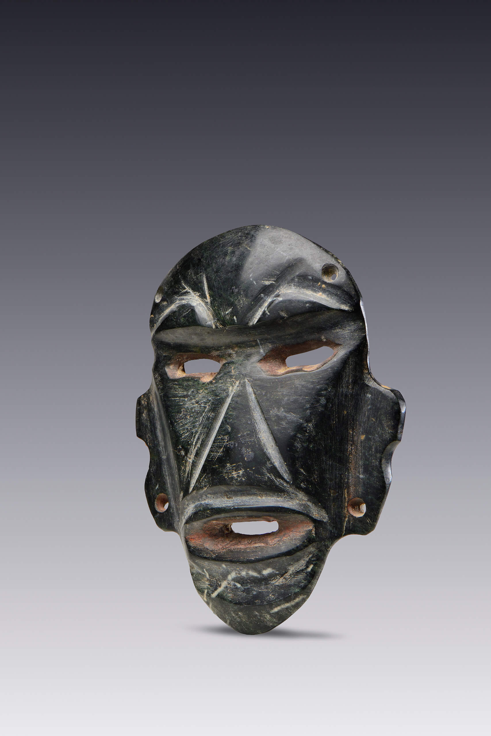 Máscara antropomorfa negra | El tiempo en las cosas. Salas de Arte Contemporáneo | Museo Amparo, Puebla