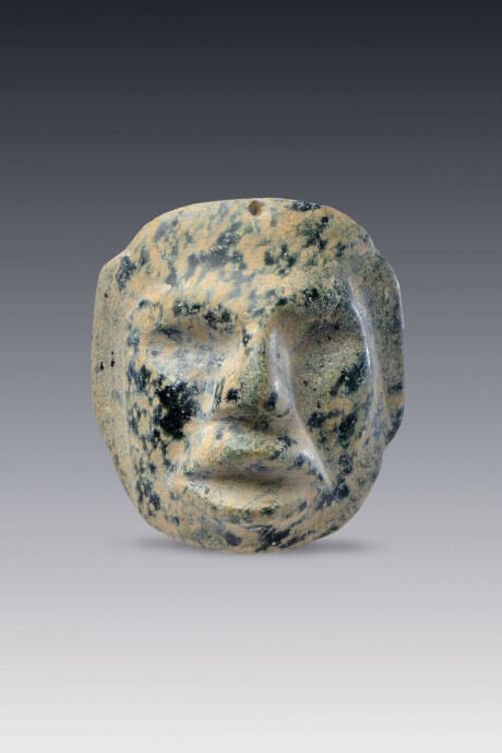 Joya colgante con forma de rostro en piedra moteada