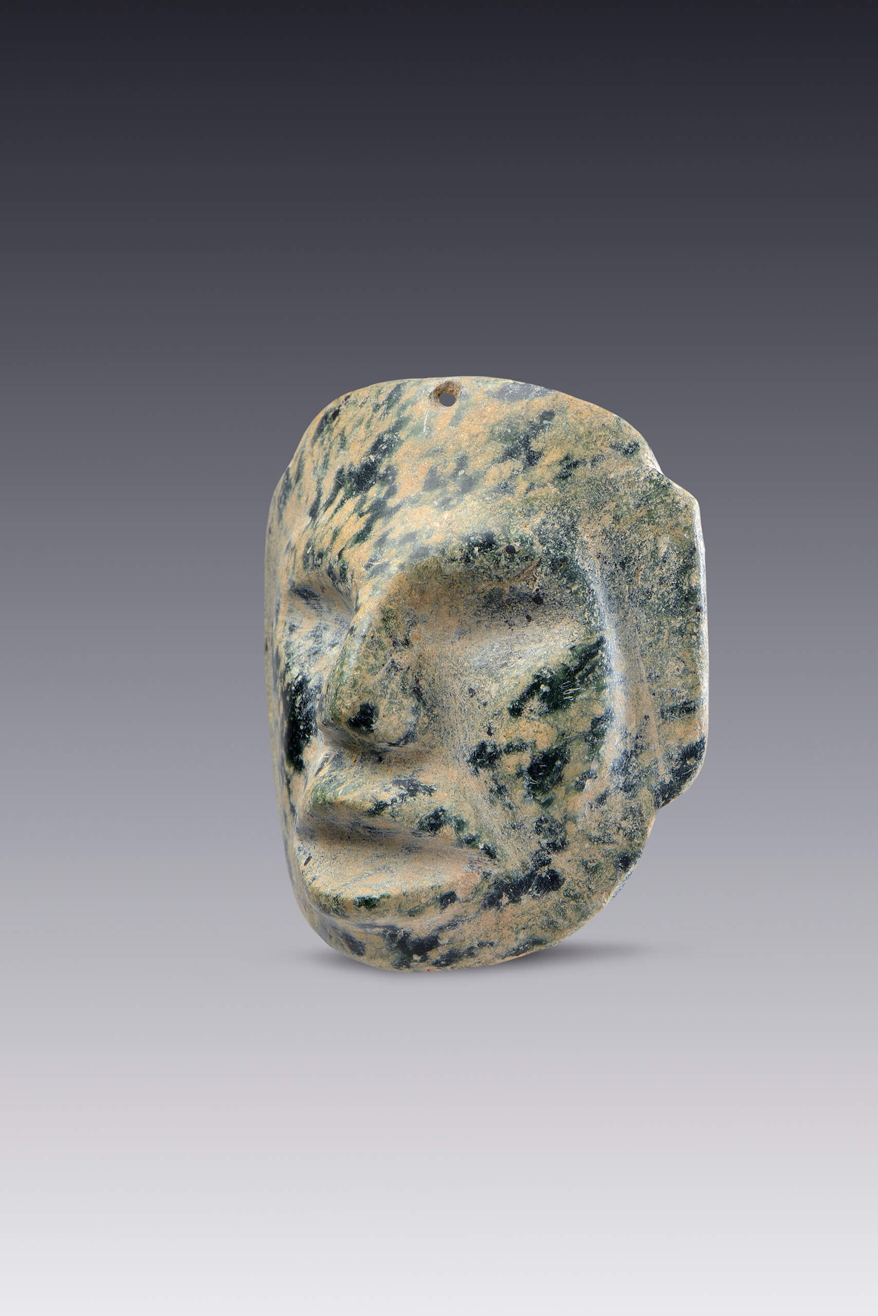 Joya colgante con forma de rostro en piedra moteada | El México antiguo. Salas de Arte Prehispánico | Museo Amparo, Puebla
