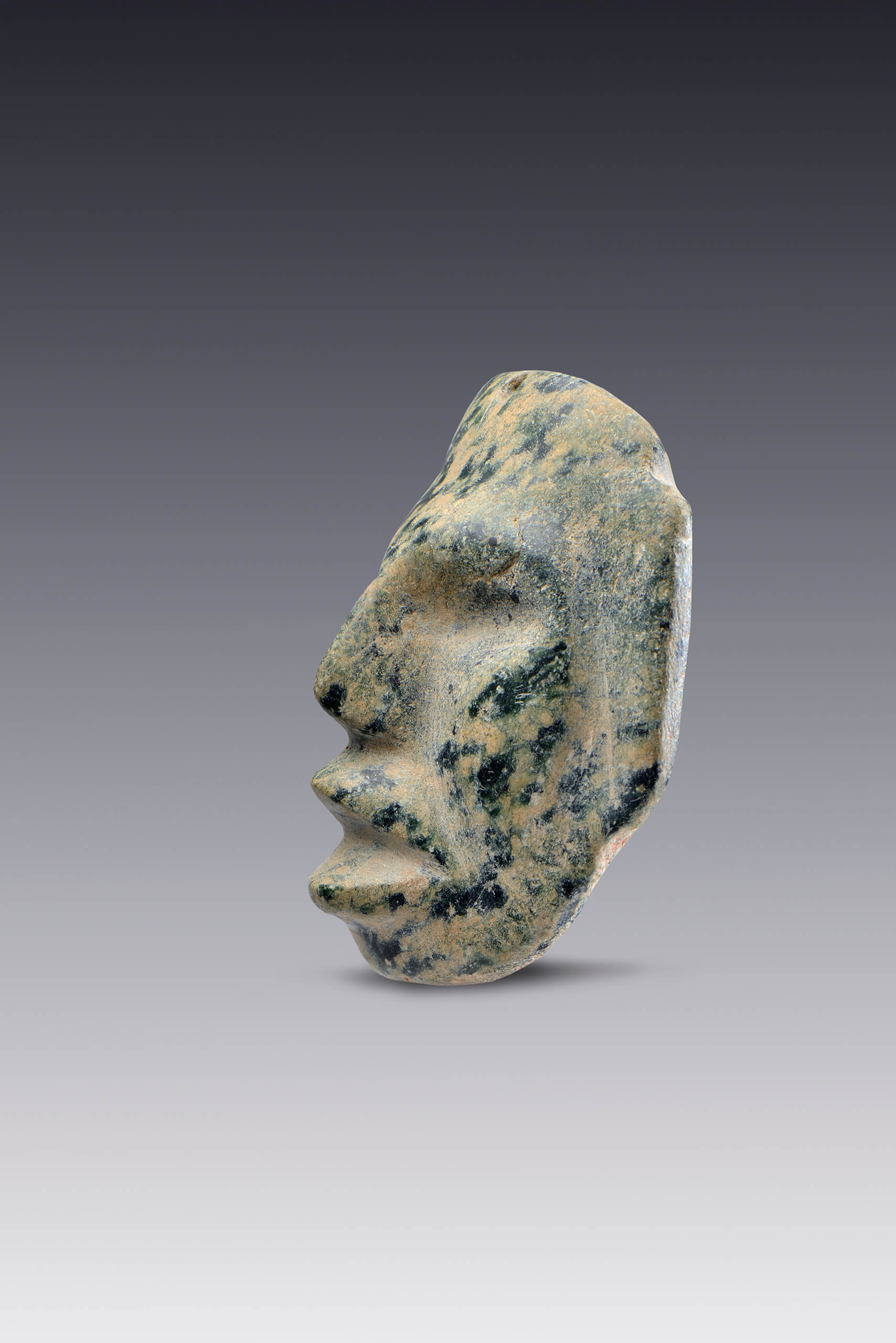 Joya colgante con forma de rostro en piedra moteada | El México antiguo. Salas de Arte Prehispánico | Museo Amparo, Puebla