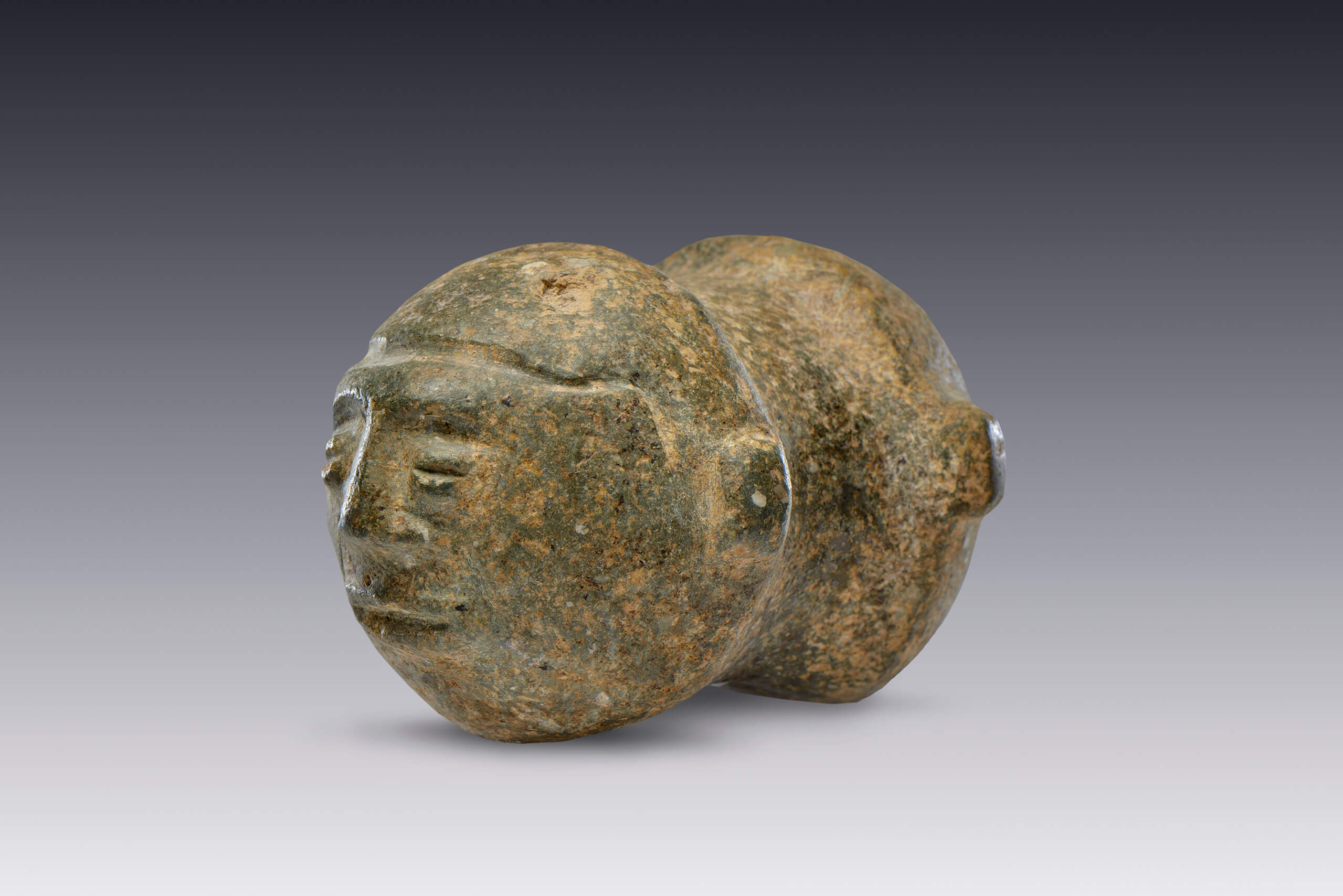Hacha suntuaria con dos cabezas trofeo | El México antiguo. Salas de Arte Prehispánico | Museo Amparo, Puebla