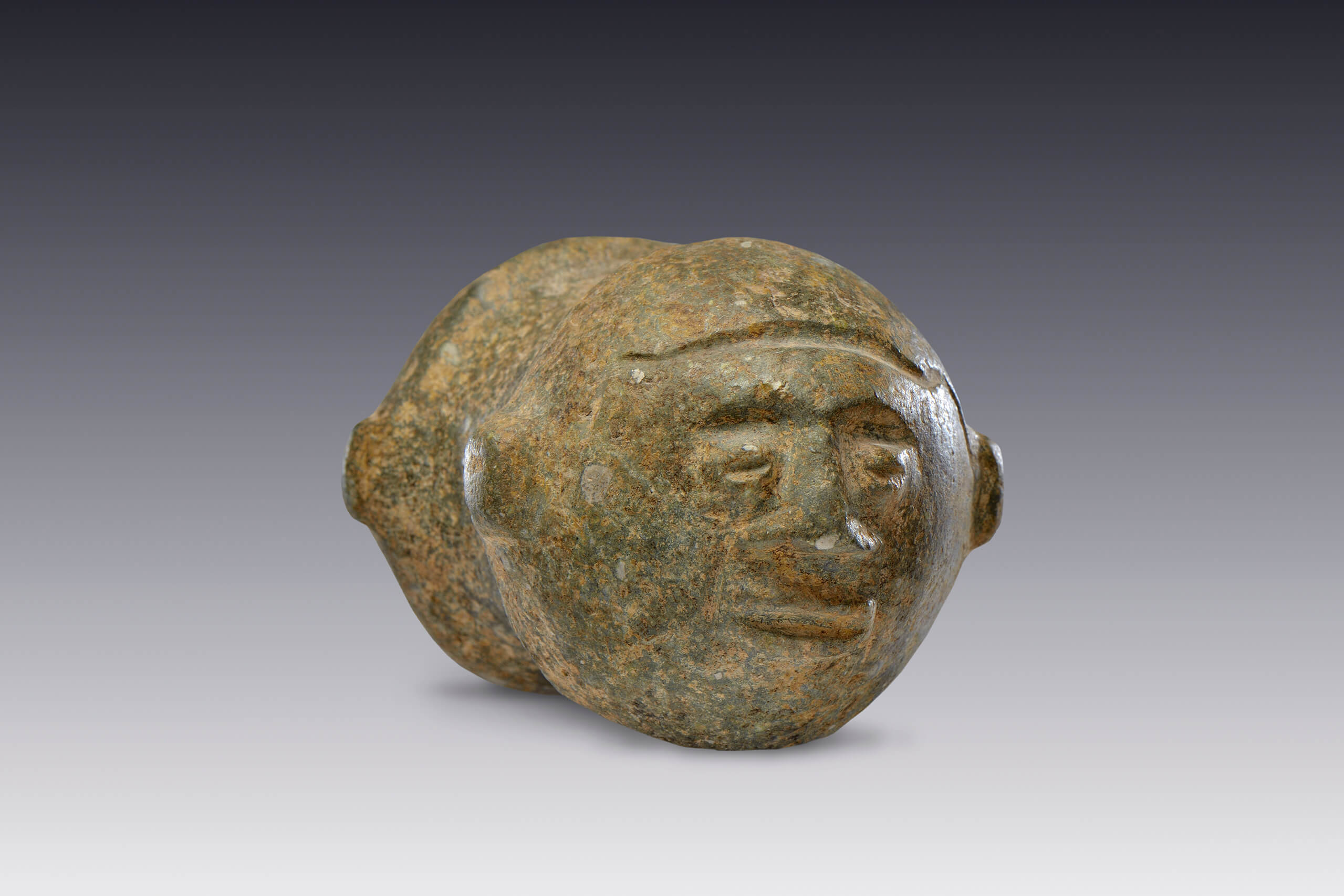 Hacha suntuaria con dos cabezas trofeo | El México antiguo. Salas de Arte Prehispánico | Museo Amparo, Puebla