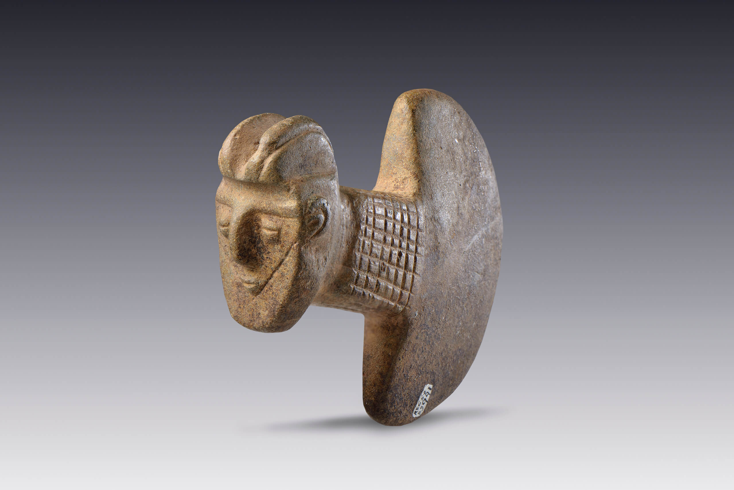 Hacha suntuaria con cabeza trofeo | El México antiguo. Salas de Arte Prehispánico | Museo Amparo, Puebla