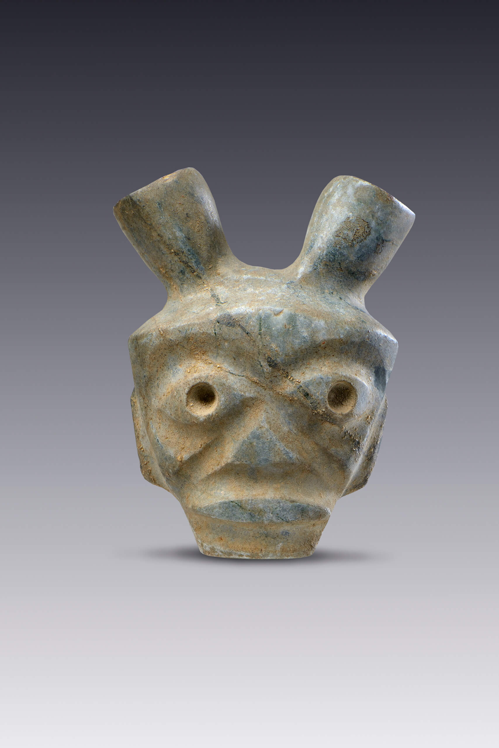 Joya colgante con forma de cabeza bicónica y descarnada | El México antiguo. Salas de Arte Prehispánico | Museo Amparo, Puebla
