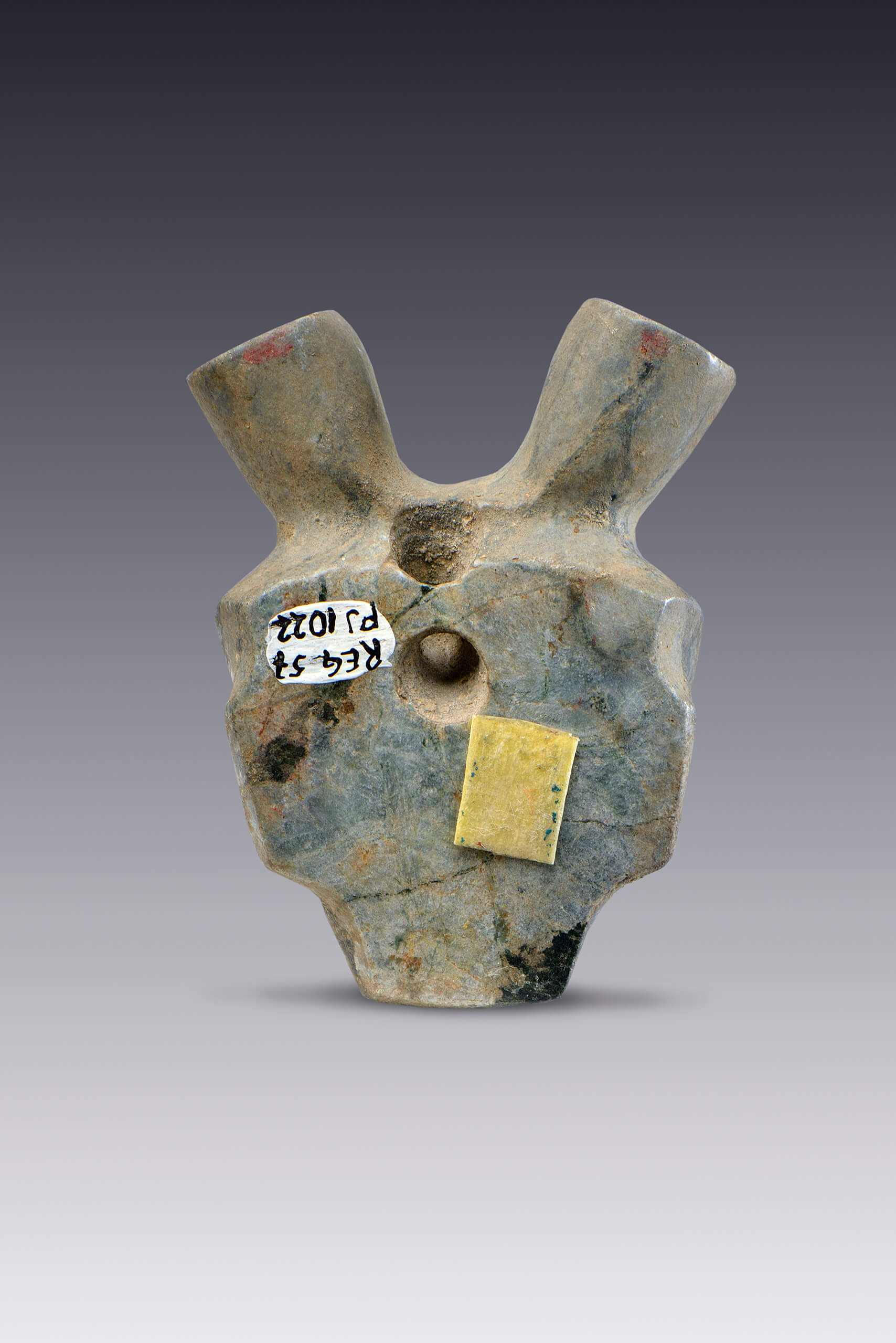 Joya colgante con forma de cabeza bicónica y descarnada | El México antiguo. Salas de Arte Prehispánico | Museo Amparo, Puebla