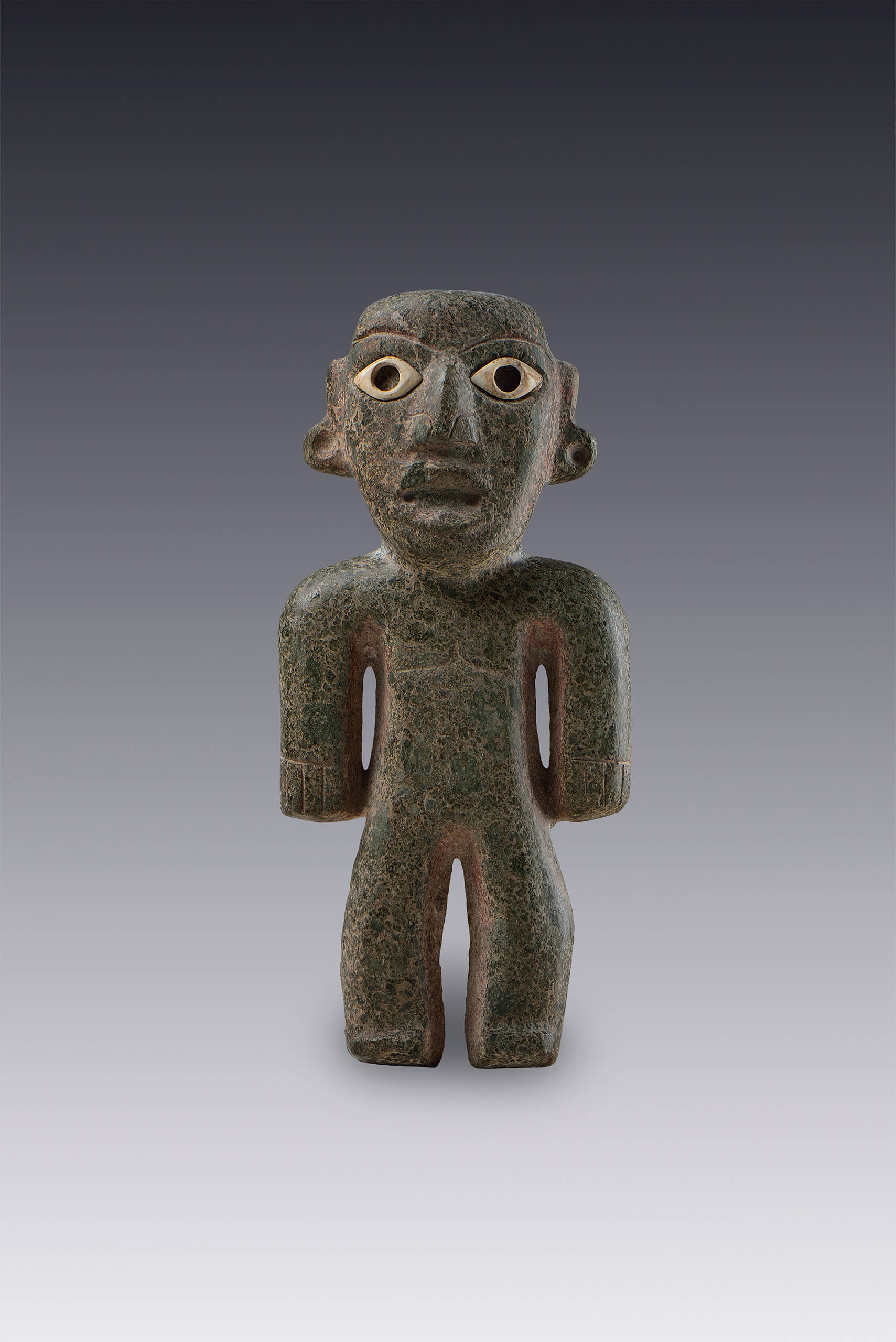 Figura de un hombre con anchos brazos y grandes ojos | El México antiguo. Salas de Arte Prehispánico | Museo Amparo, Puebla