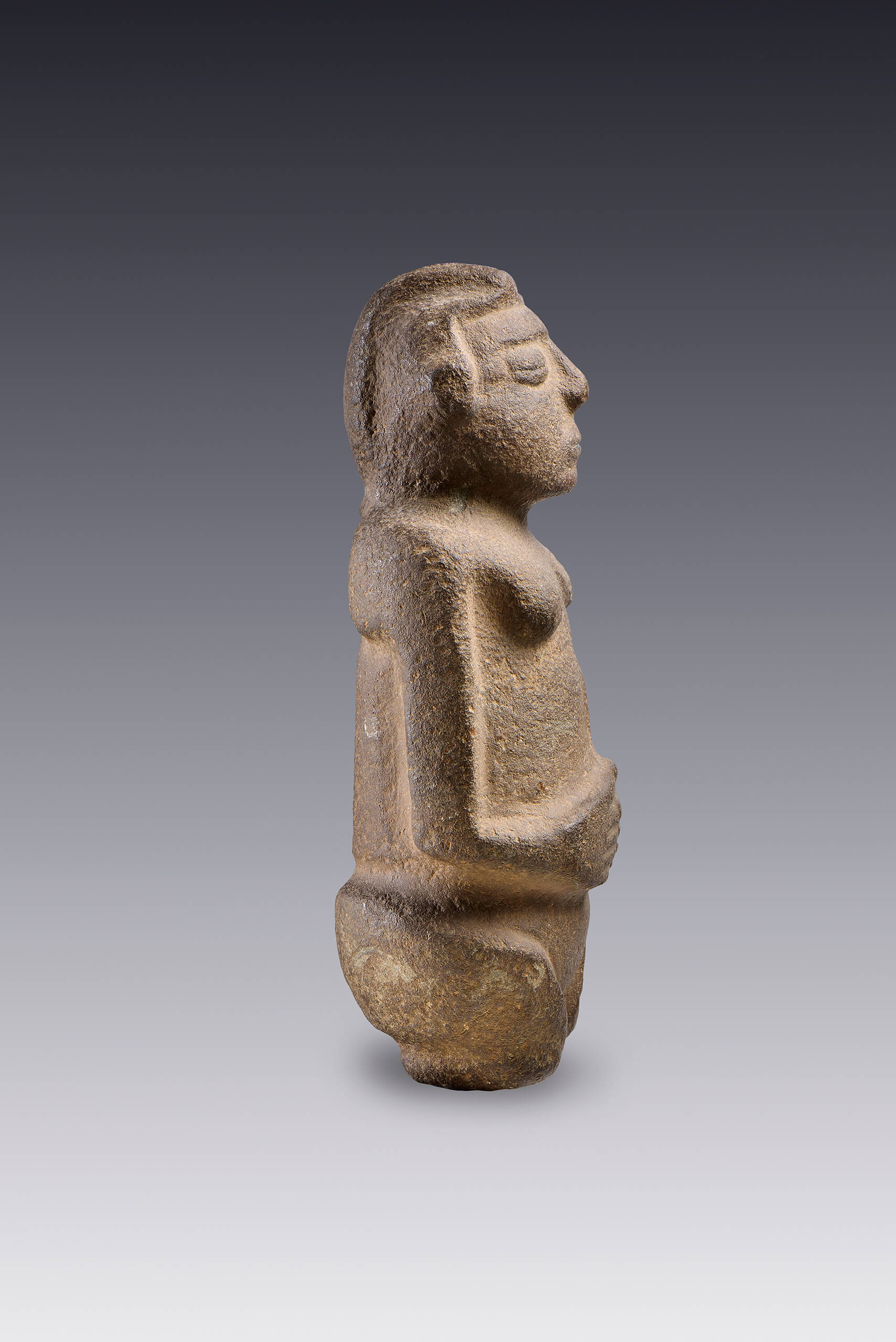 Figura femenina con los brazos sobre el abdomen | El México antiguo. Salas de Arte Prehispánico | Museo Amparo, Puebla
