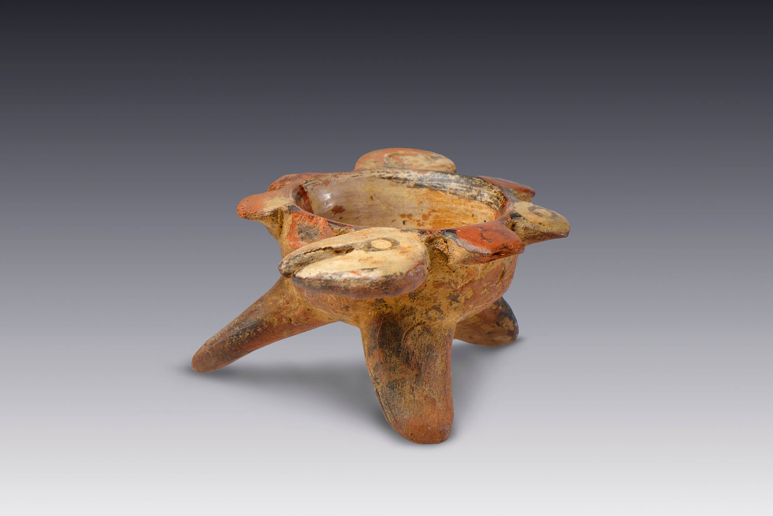 Cuenco miniatura trípode con borde zoomorfo (¿tortuga?) | El México antiguo. Salas de Arte Prehispánico | Museo Amparo, Puebla