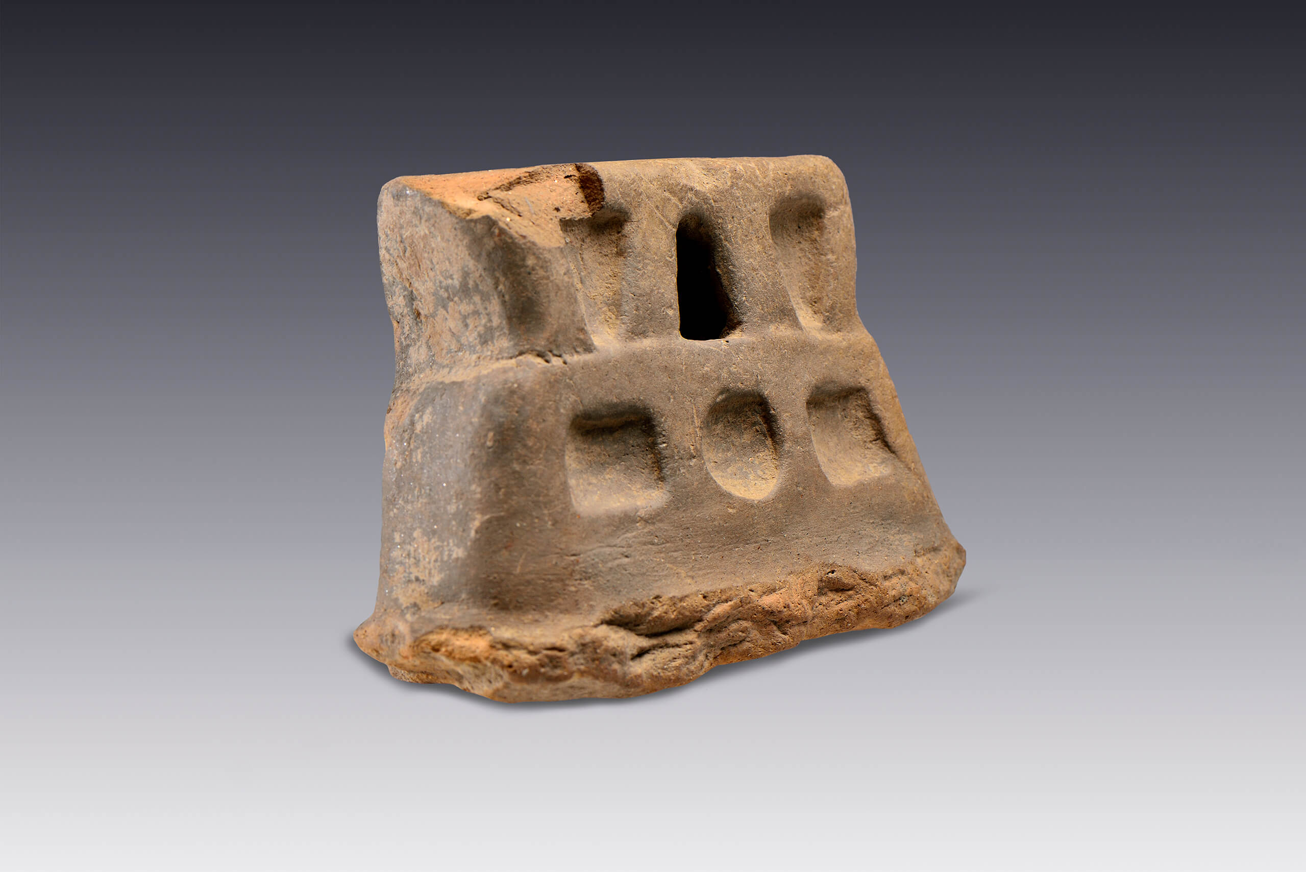 Soporte con forma de almena | El México antiguo. Salas de Arte Prehispánico | Museo Amparo, Puebla