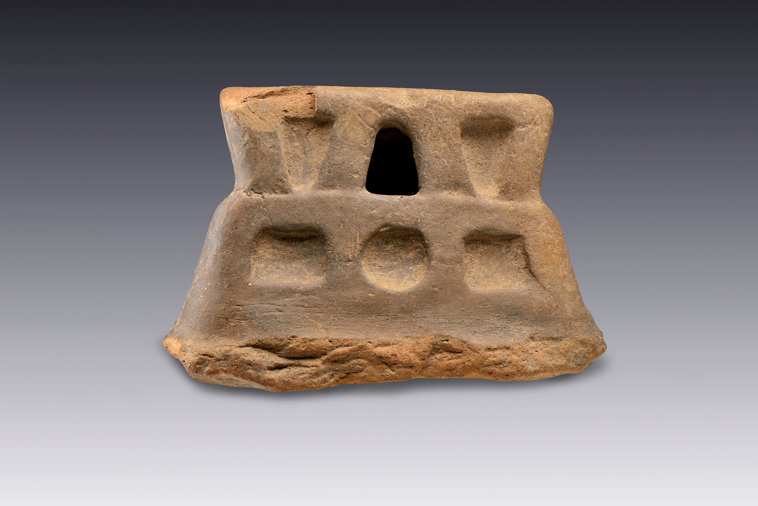 Soporte con forma de almena | El México antiguo. Salas de Arte Prehispánico | Museo Amparo, Puebla