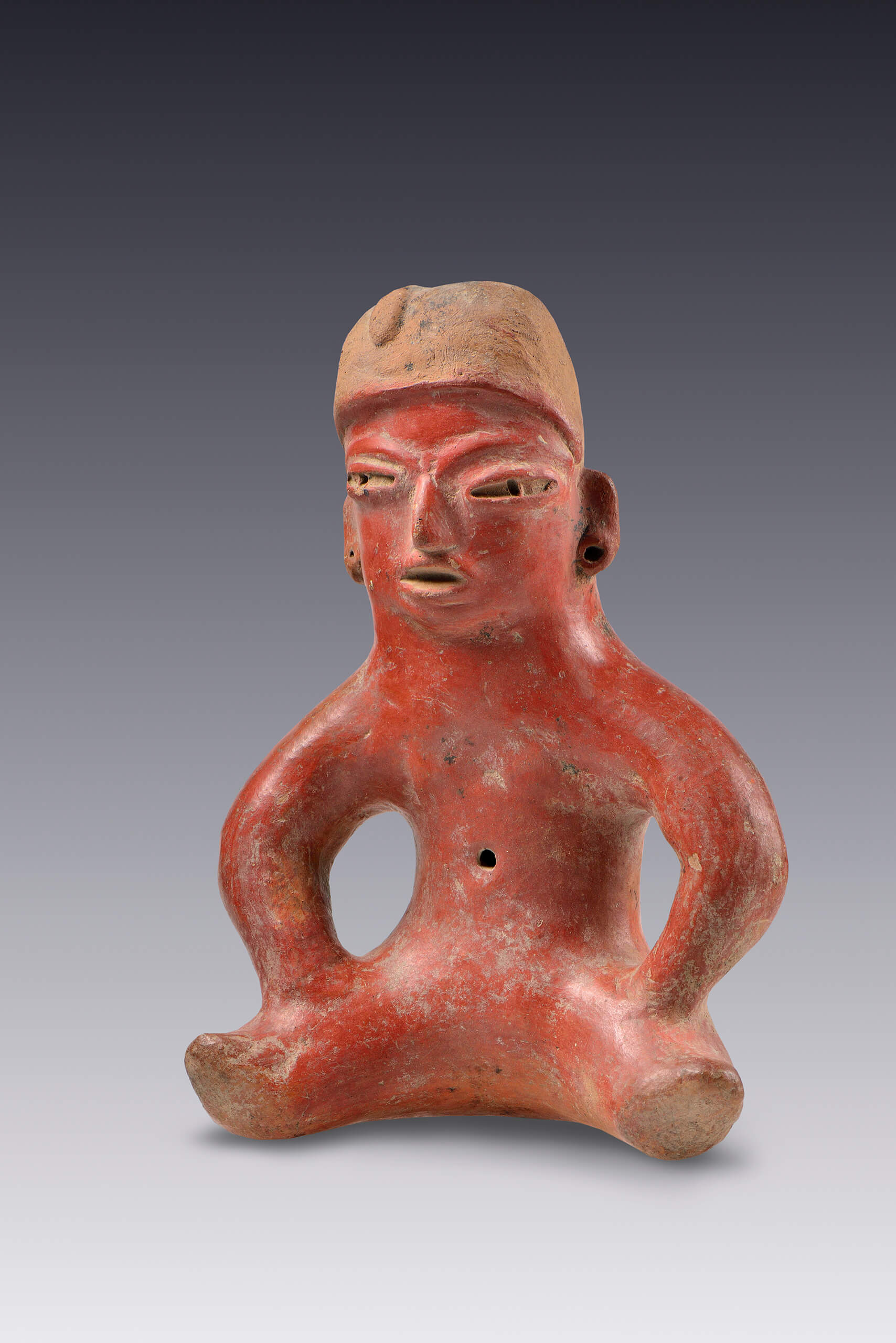 Figurilla femenina sedente con casco y brazos en los muslos | El tiempo en las cosas II. Salas de Arte Contemporáneo | Museo Amparo, Puebla
