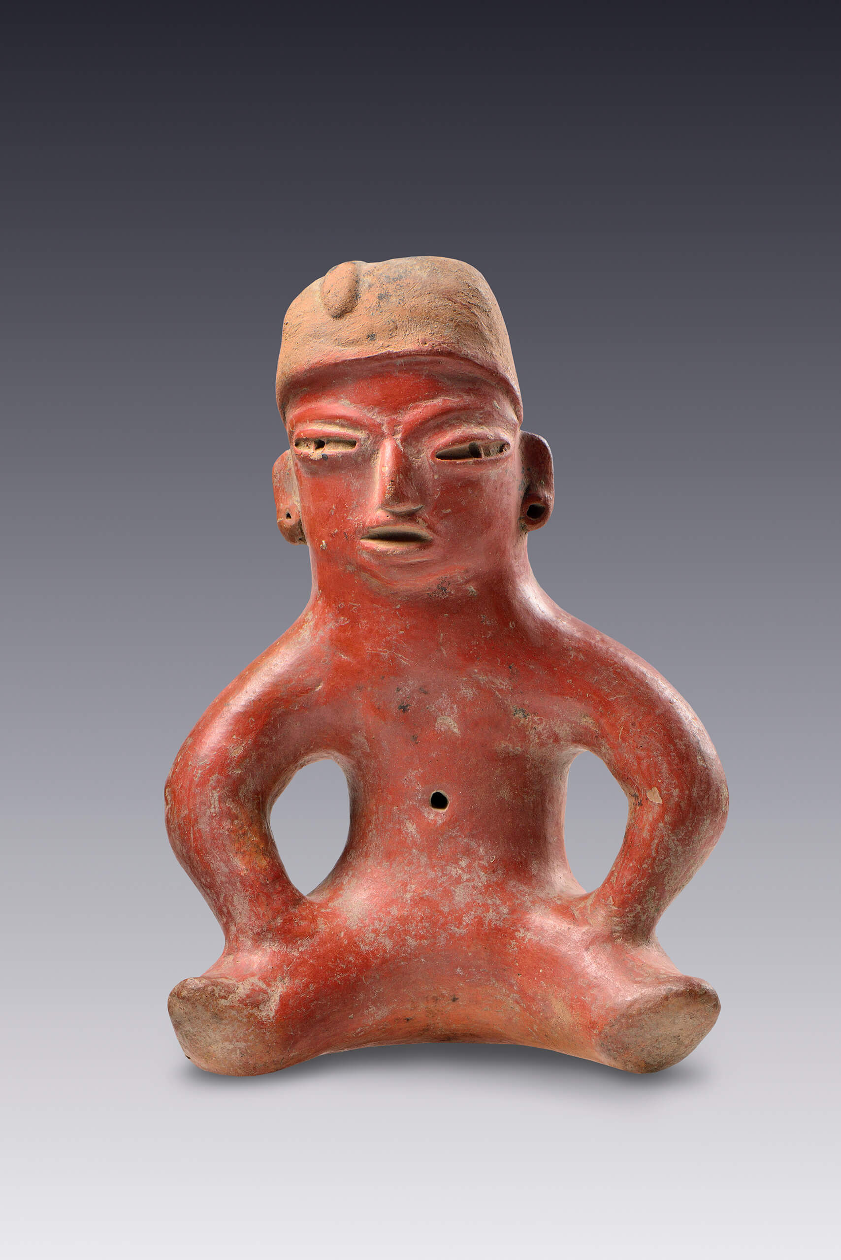 Figurilla femenina sedente con casco y brazos en los muslos | El tiempo en las cosas. Salas de Arte Contemporáneo | Museo Amparo, Puebla