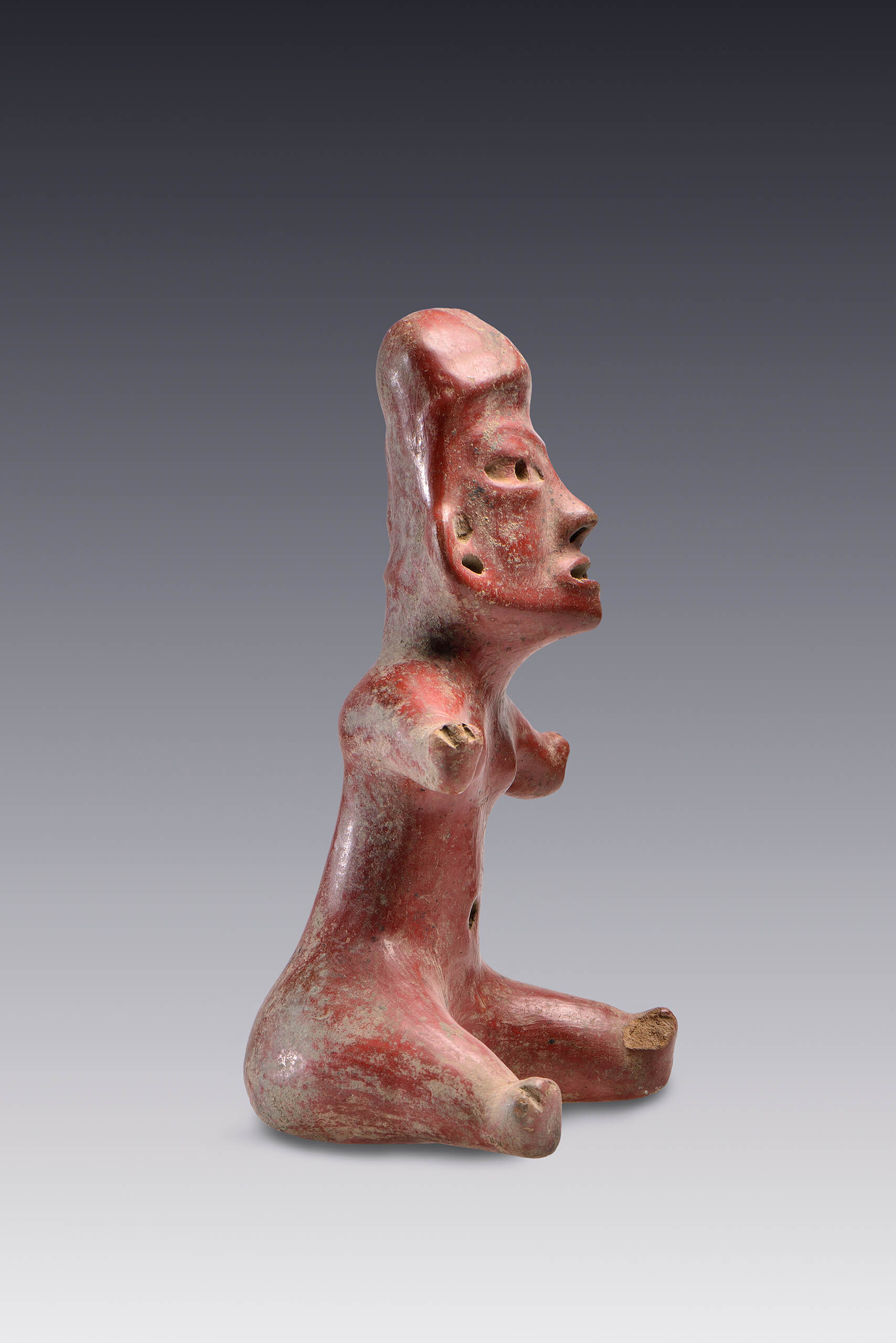Figurilla femenina sedente con casco  | El tiempo en las cosas II. Salas de Arte Contemporáneo | Museo Amparo, Puebla
