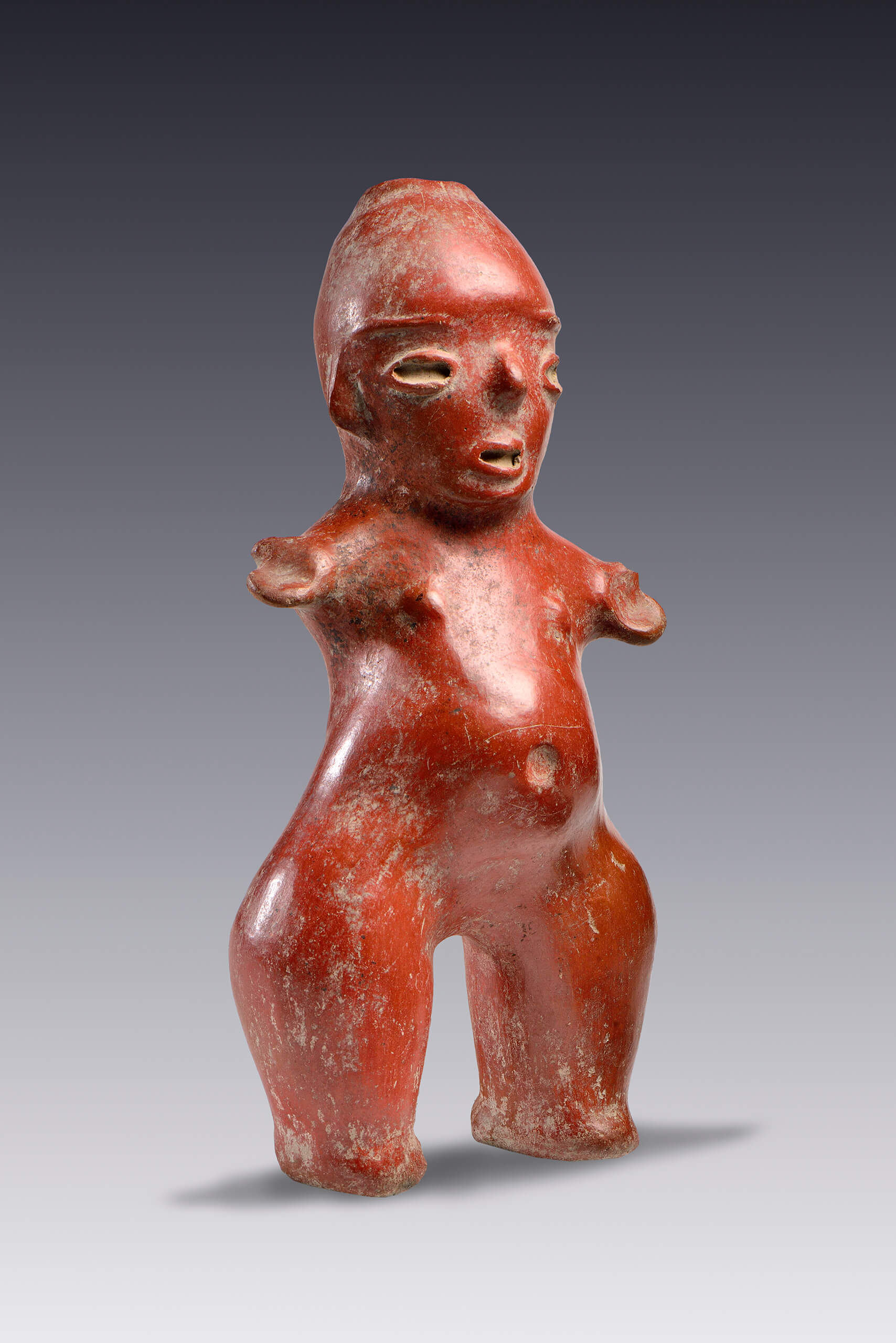 Figurilla femenina con engobe rojo  | El México antiguo. Salas de Arte Prehispánico | Museo Amparo, Puebla