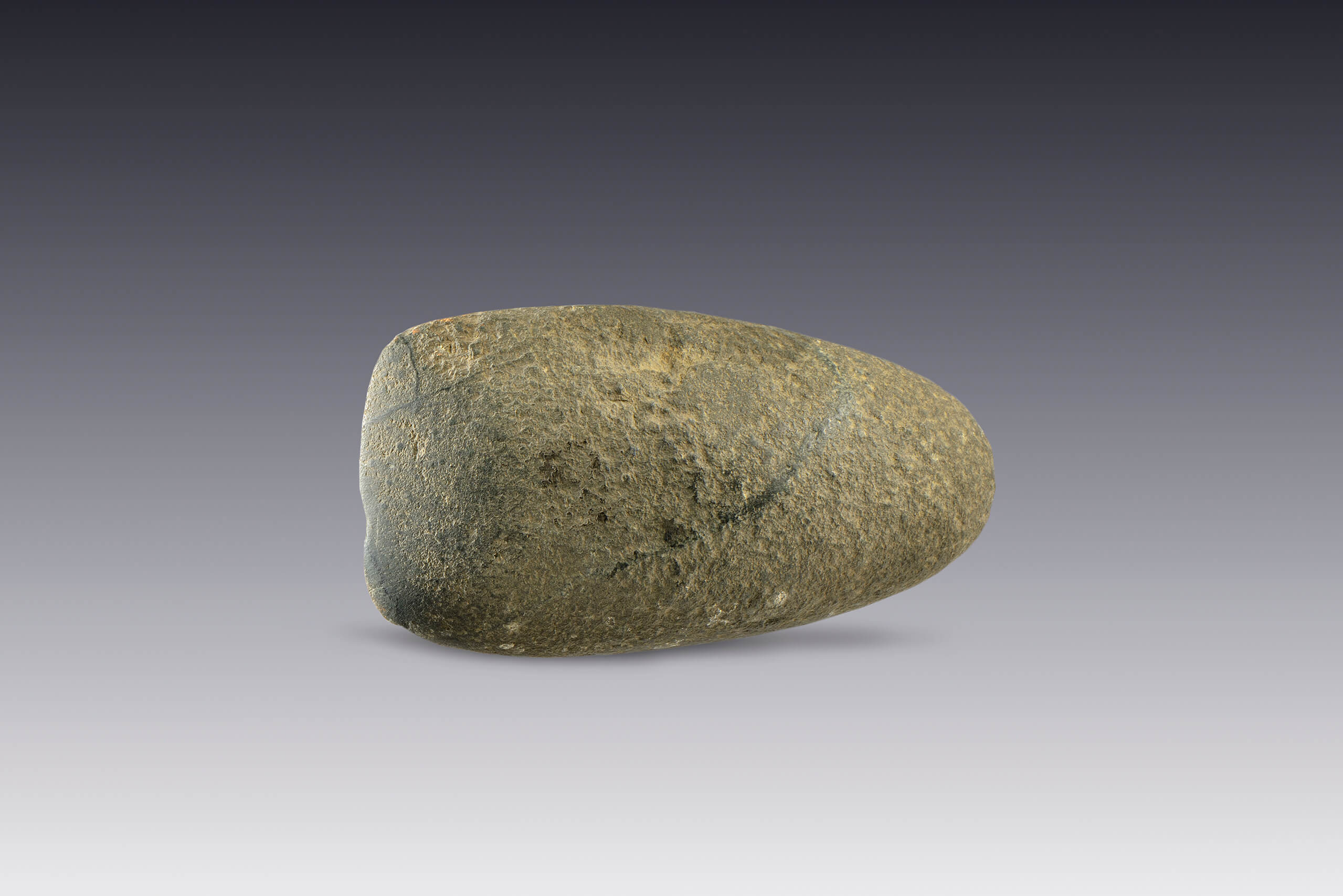 Hacha de piedra basáltica | El México antiguo. Salas de Arte Prehispánico | Museo Amparo, Puebla