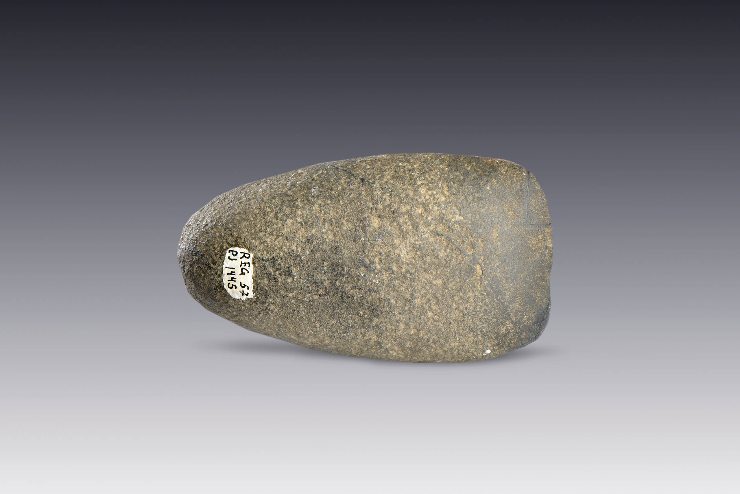 Hacha de piedra basáltica | El México antiguo. Salas de Arte Prehispánico | Museo Amparo, Puebla