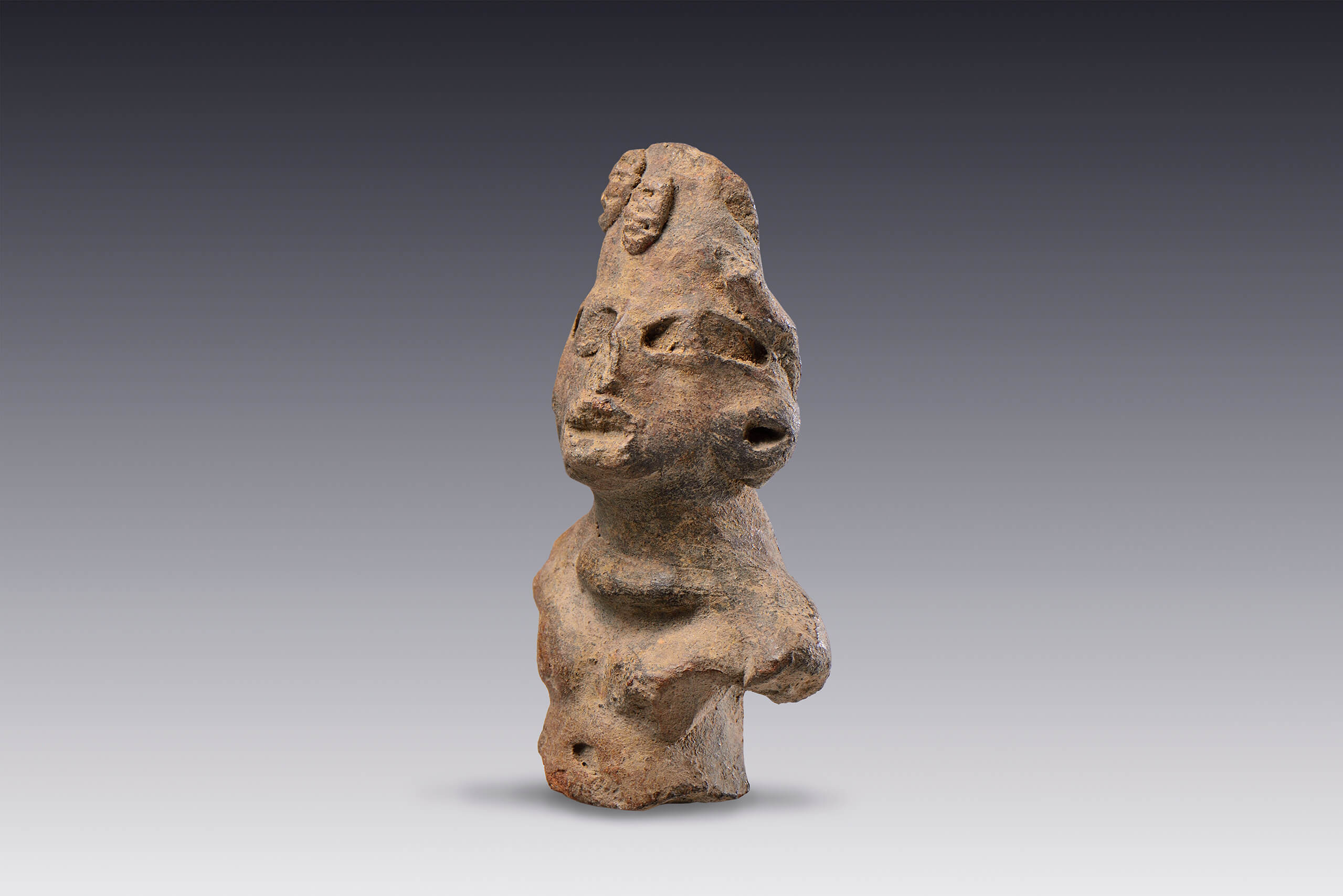 Figurilla femenina con tocado | El México antiguo. Salas de Arte Prehispánico | Museo Amparo, Puebla