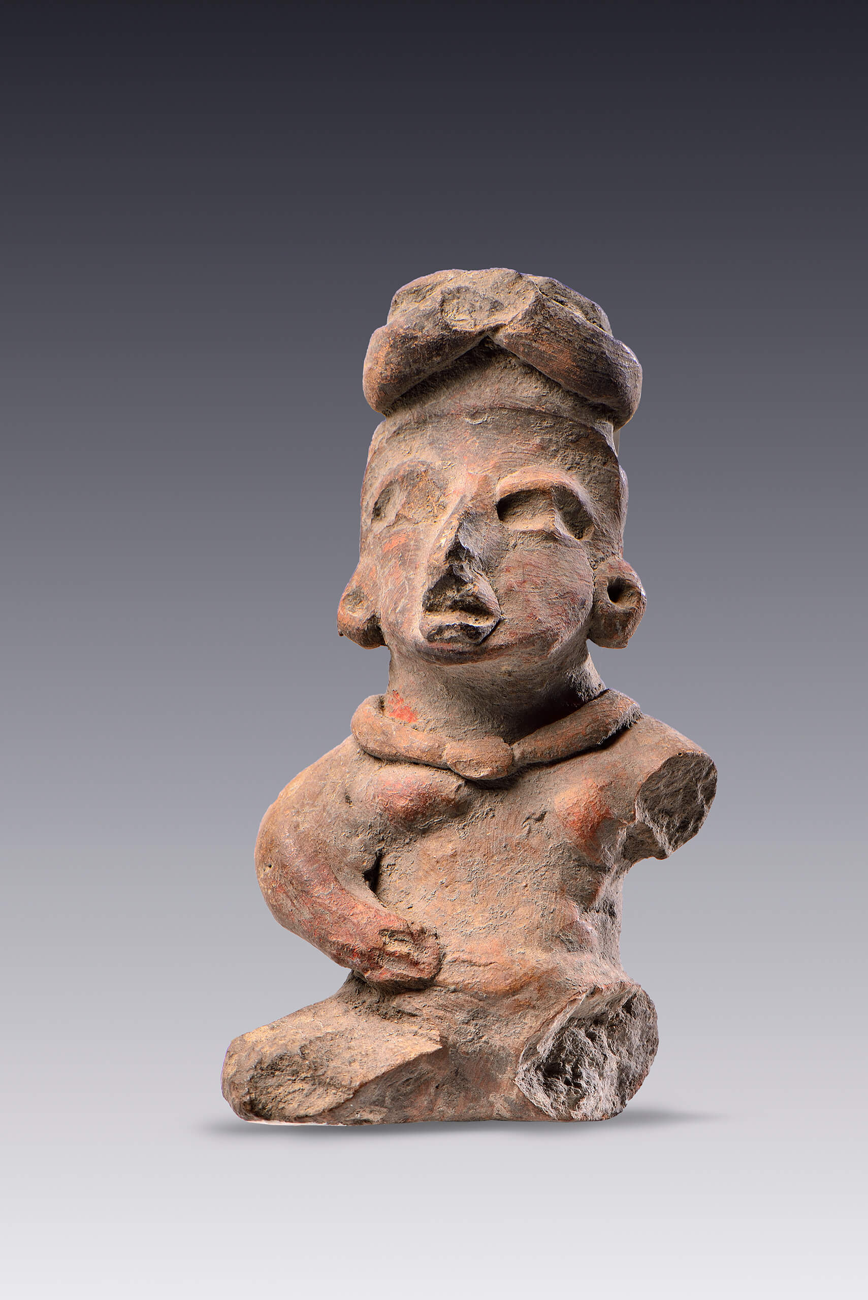 Figurilla femenina sedente con tocado y collar | El México antiguo. Salas de Arte Prehispánico | Museo Amparo, Puebla