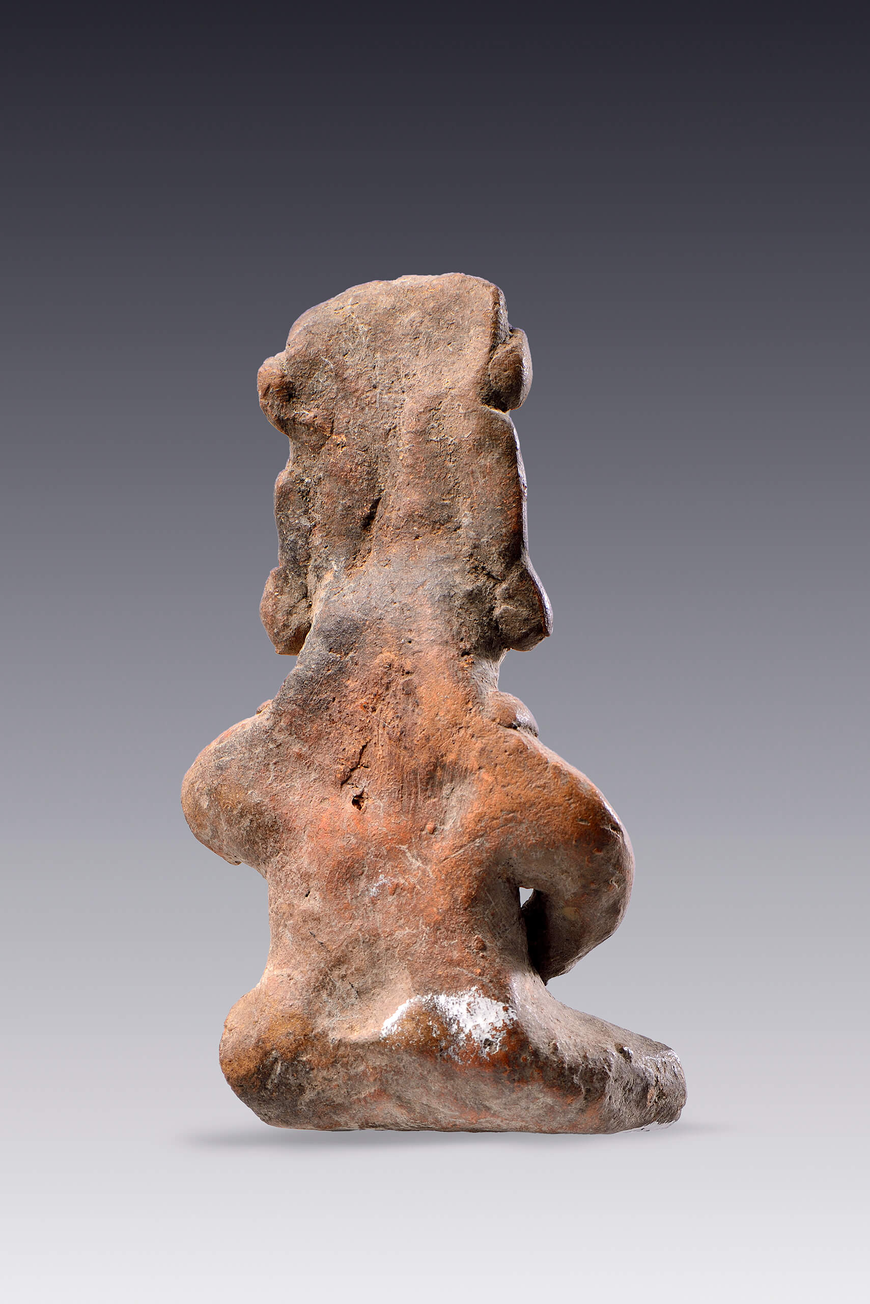 Figurilla femenina sedente con tocado y collar | El México antiguo. Salas de Arte Prehispánico | Museo Amparo, Puebla