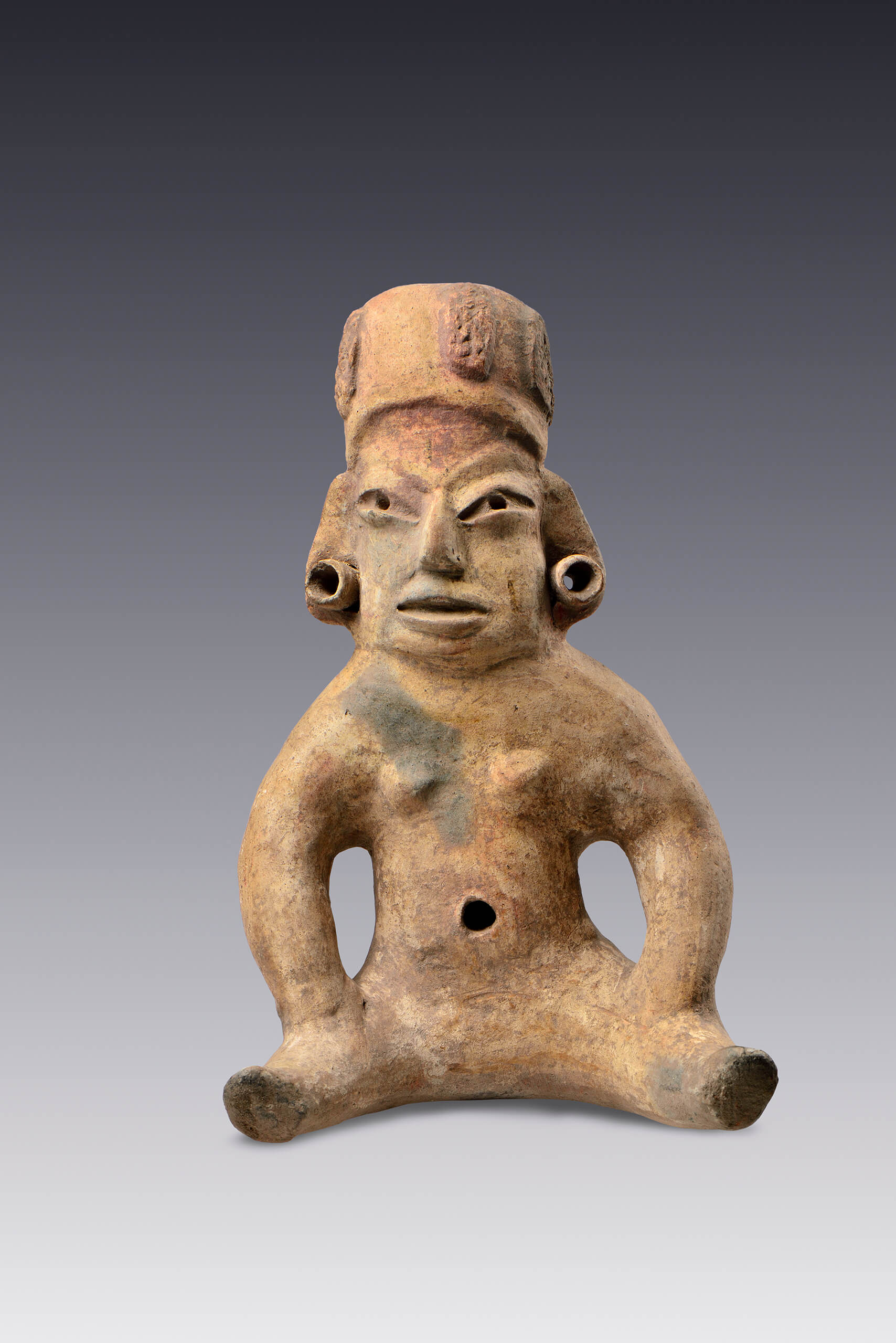 Figurilla femenina sedente con orejeras y tocado | El tiempo en las cosas. Salas de Arte Contemporáneo | Museo Amparo, Puebla